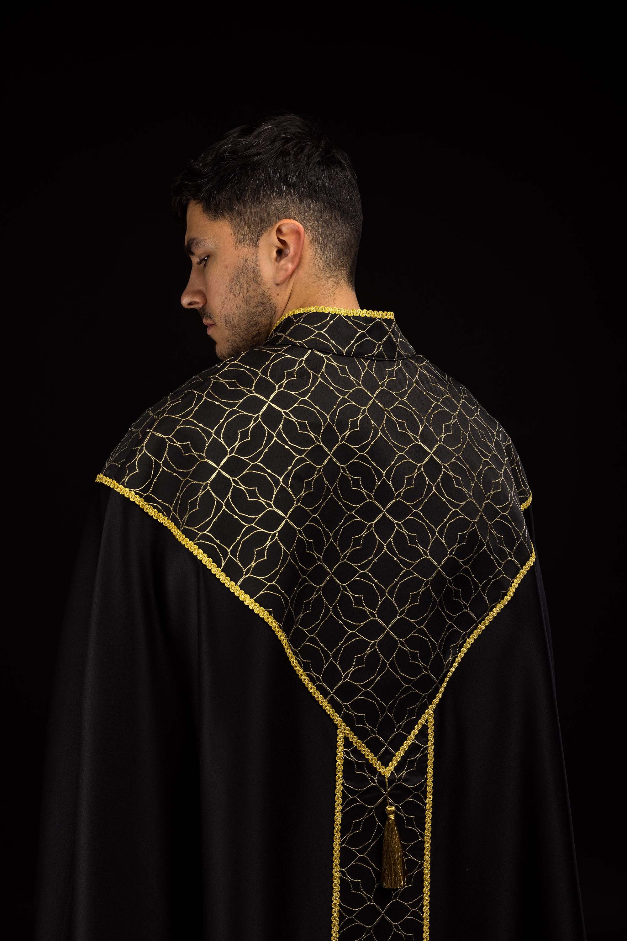 Vyšívaná kapa zdobená čiernou žakárovou tkaninou