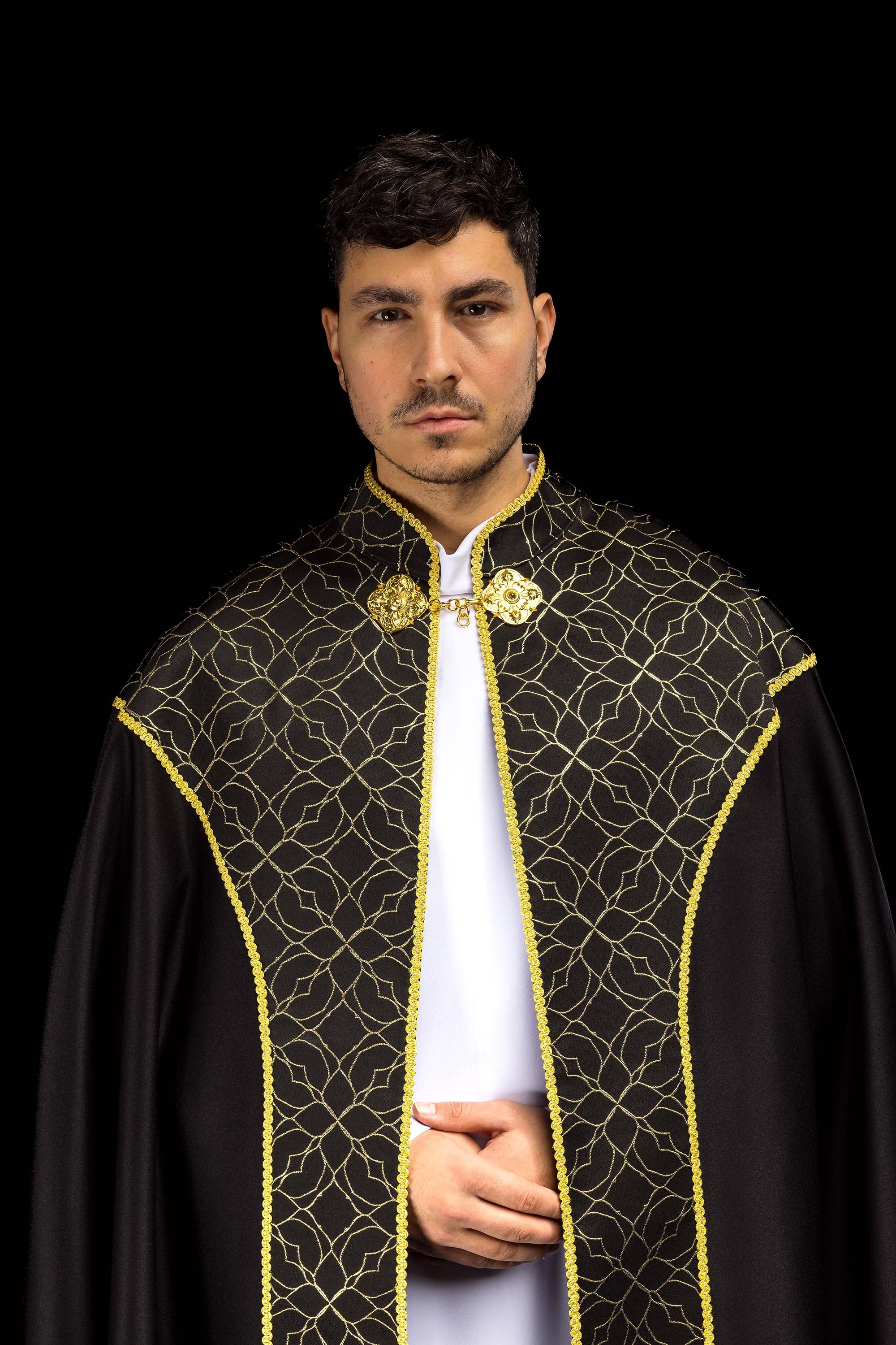 Vyšívaná kapa zdobená čiernou žakárovou tkaninou