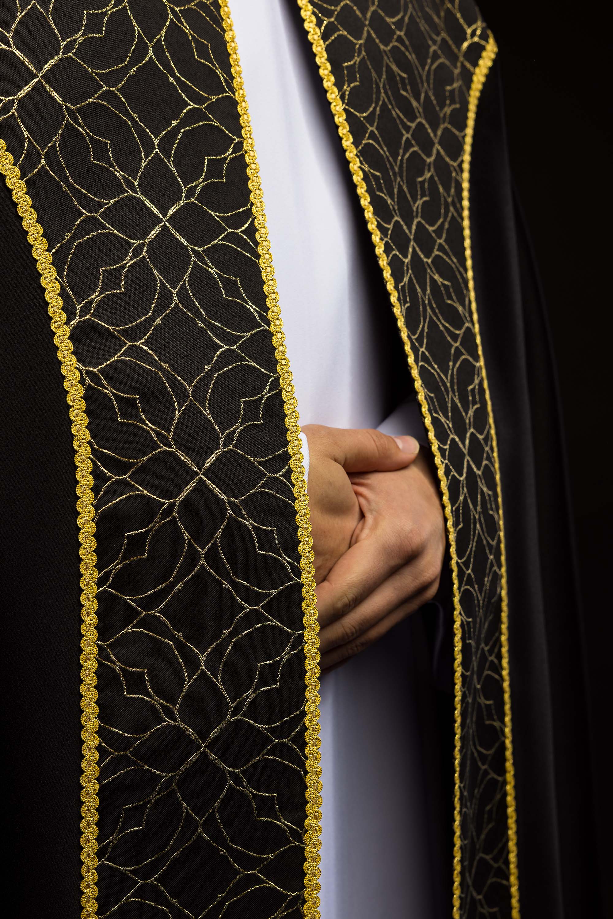 Vyšívaná kapa zdobená čiernou žakárovou tkaninou