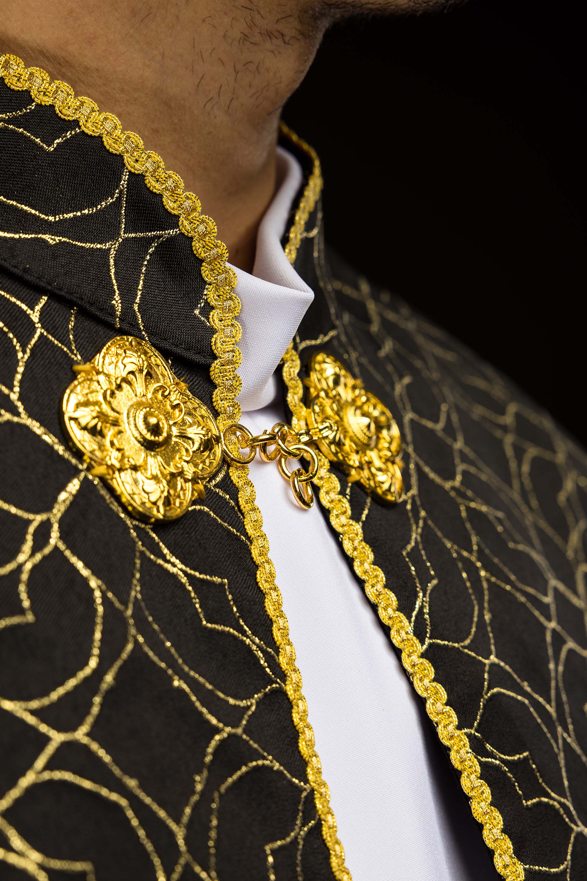 Vyšívaná kapa zdobená čiernou žakárovou tkaninou