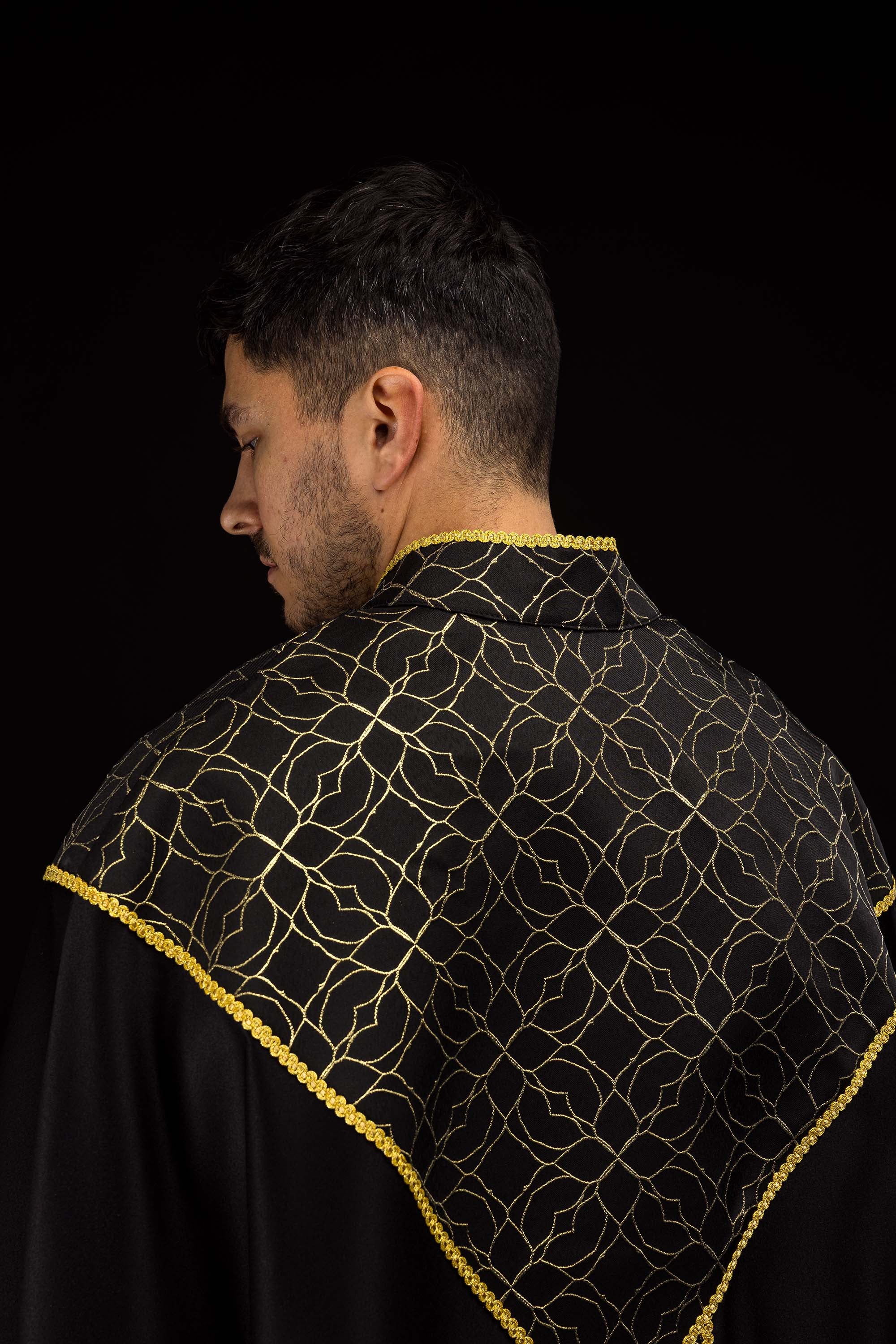 Vyšívaná kapa zdobená čiernou žakárovou tkaninou