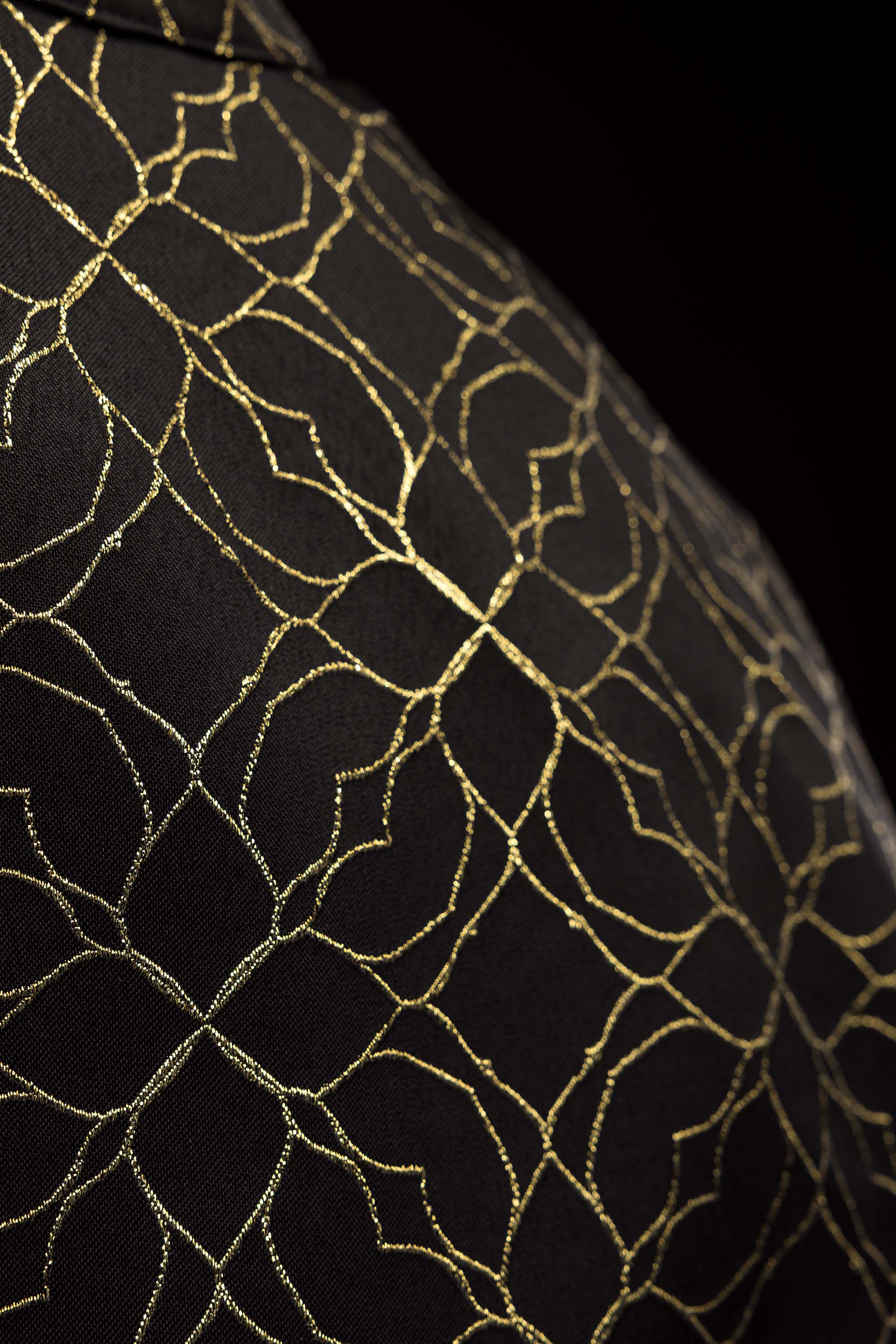 Vyšívaná kapa zdobená čiernou žakárovou tkaninou