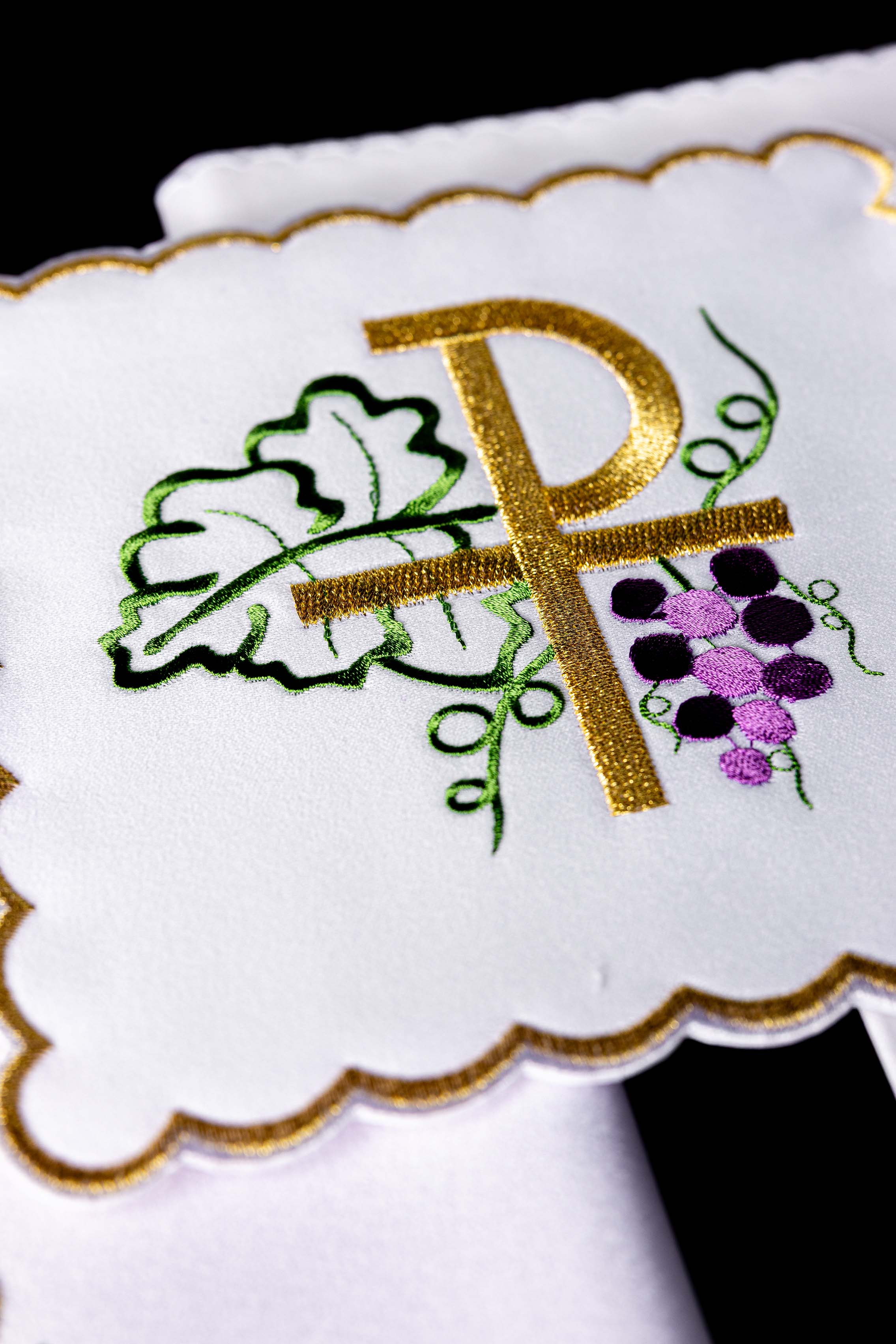 Bielizna kielichowa z haftem PAX i winogronami