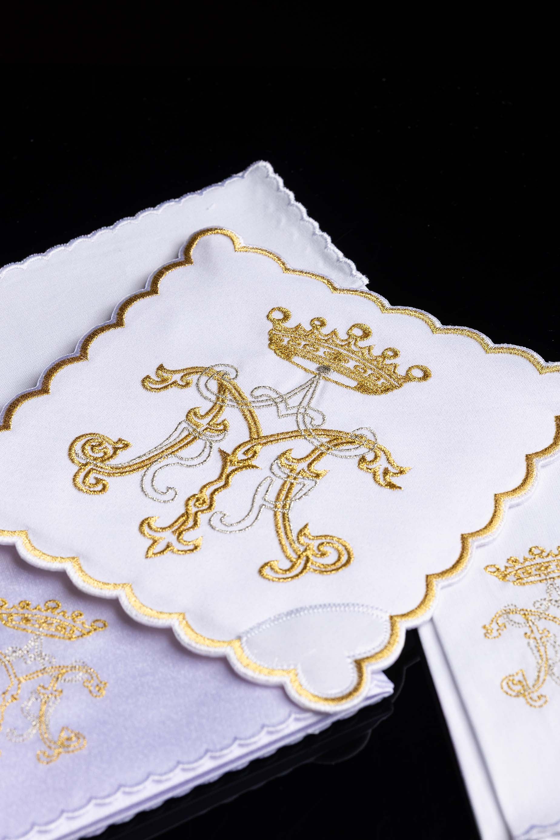 Bielizna kielichowa z złotym haftem maryjnym - ORNATY.PL