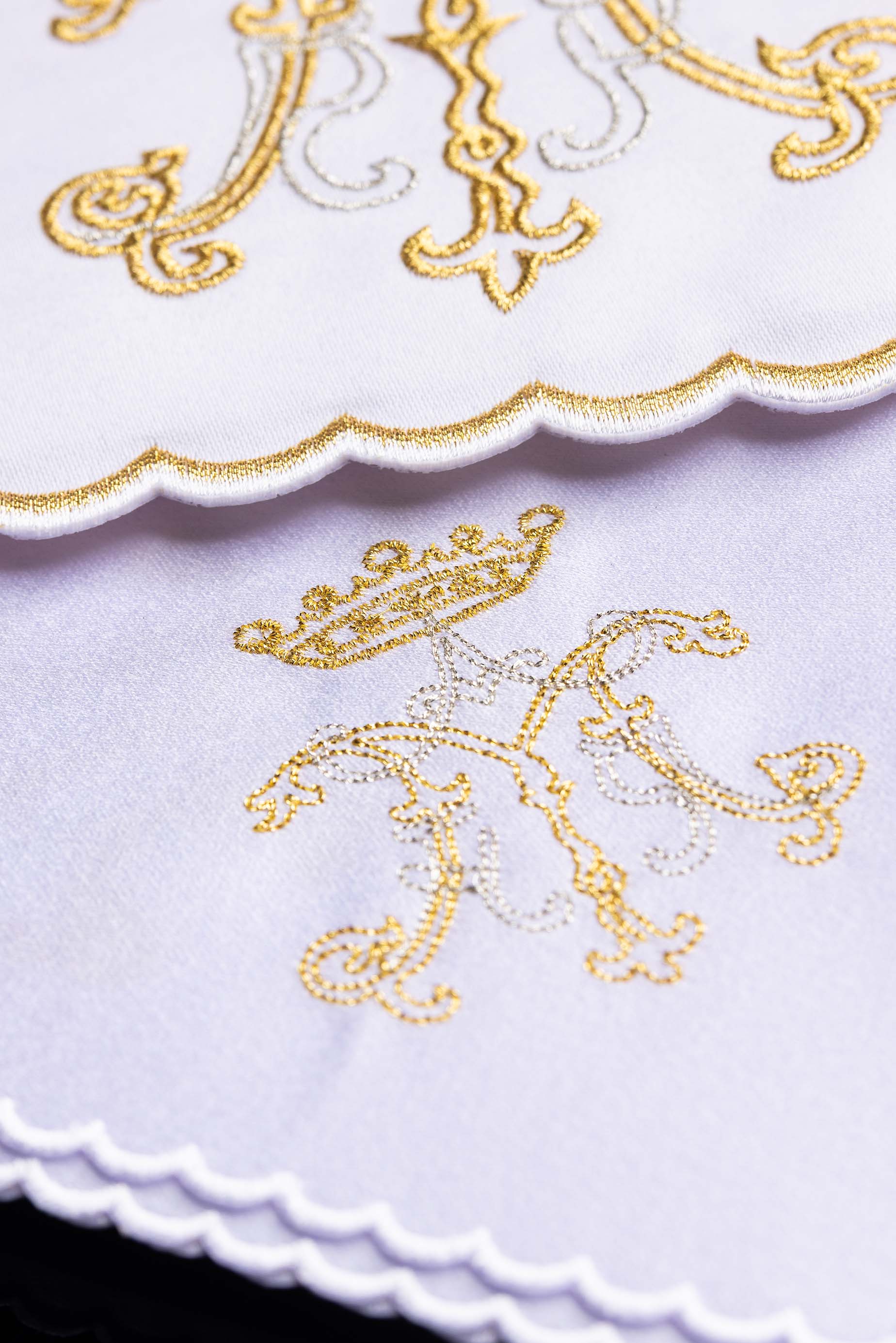 Bielizna kielichowa z złotym haftem maryjnym - ORNATY.PL