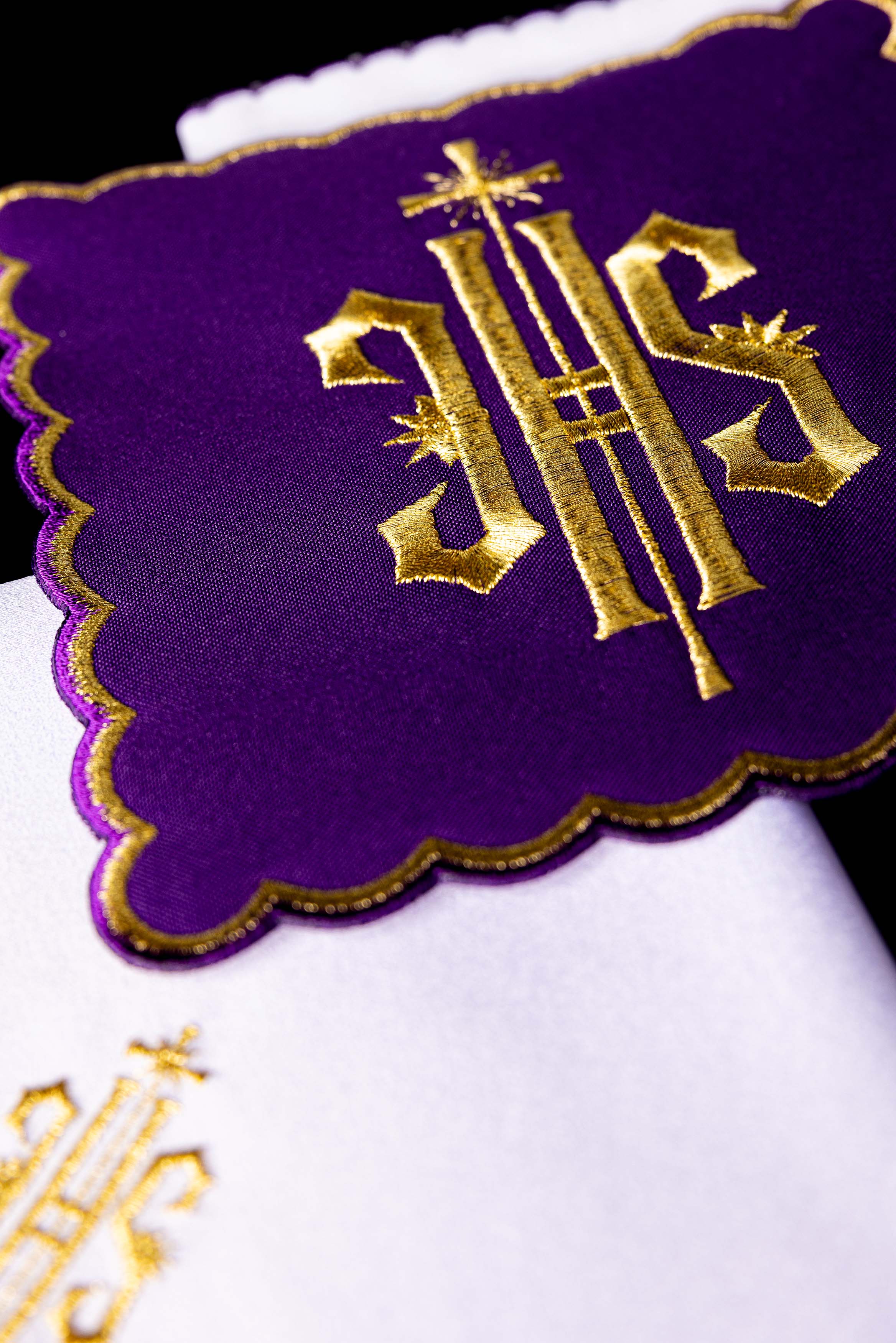 Bielizna kielichowa haftowana IHS Fioletowa