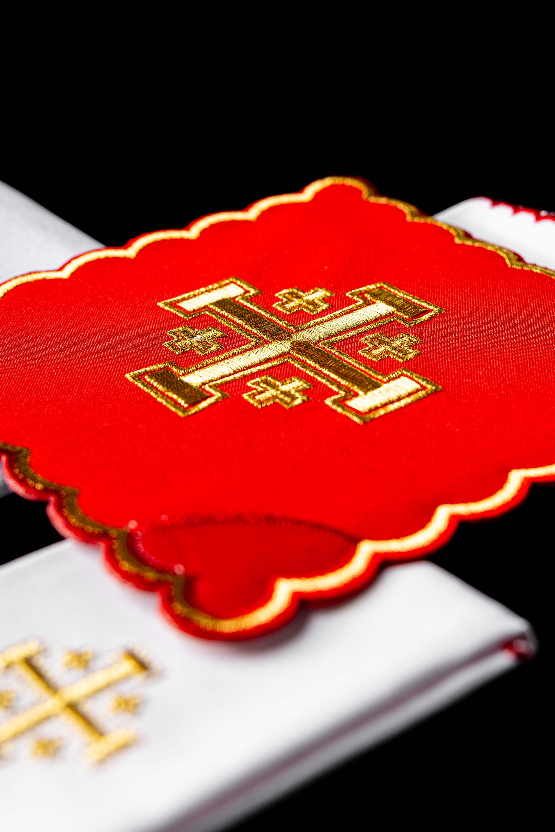 Komplet Kielichowy Haftowany Krzyż Jerozolimski Czerwony