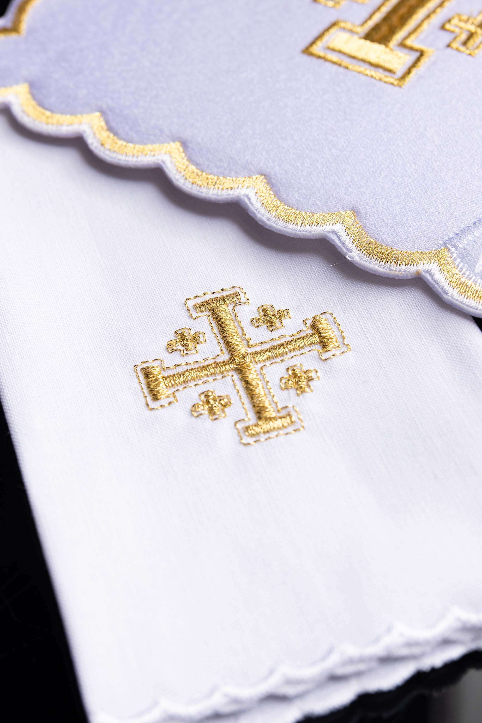 komplet kielichowy z haftem krzyża biały - ORNATY.PL