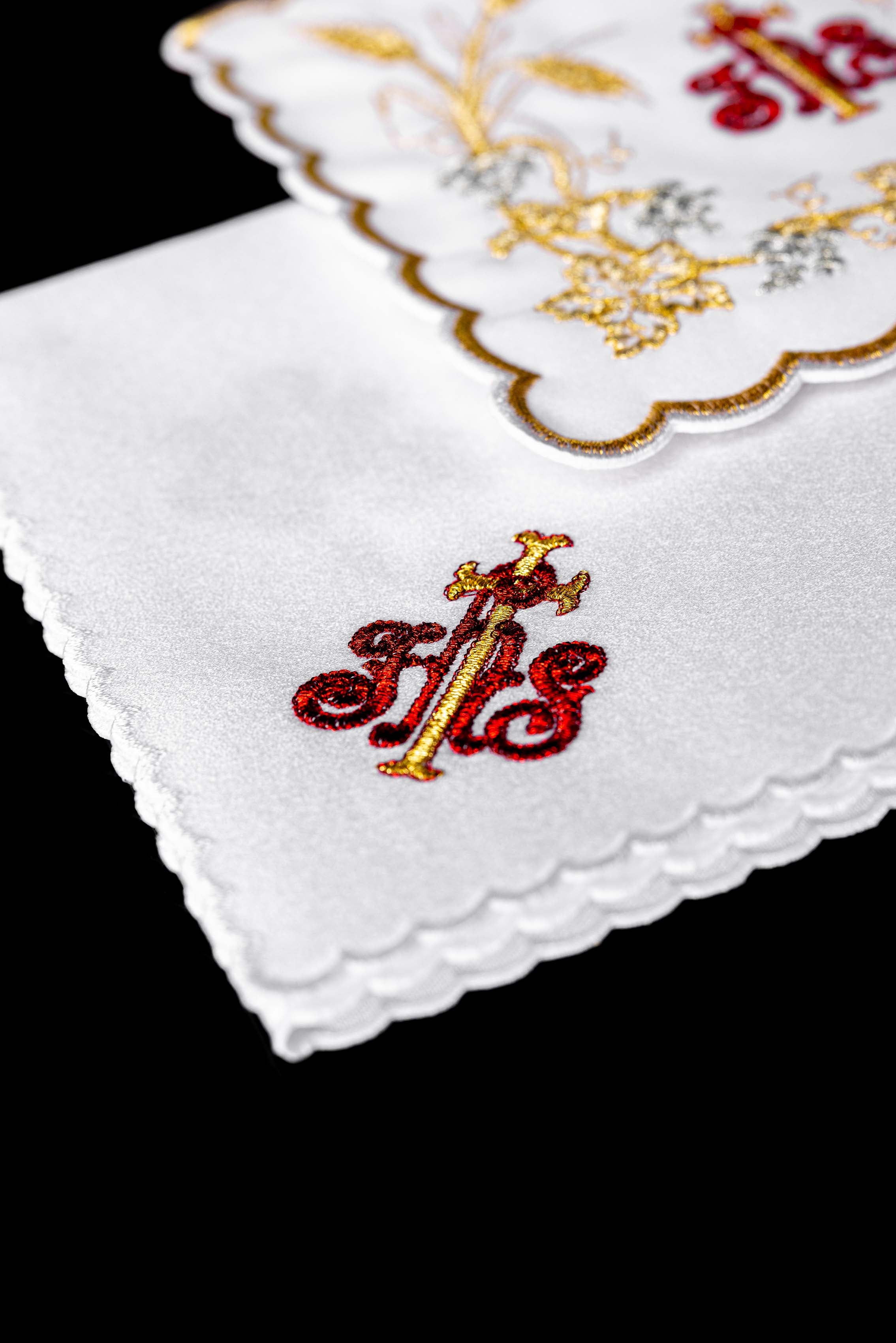 Bogato zdobiona bielizna kielichowa z haftem IHS i kłosami