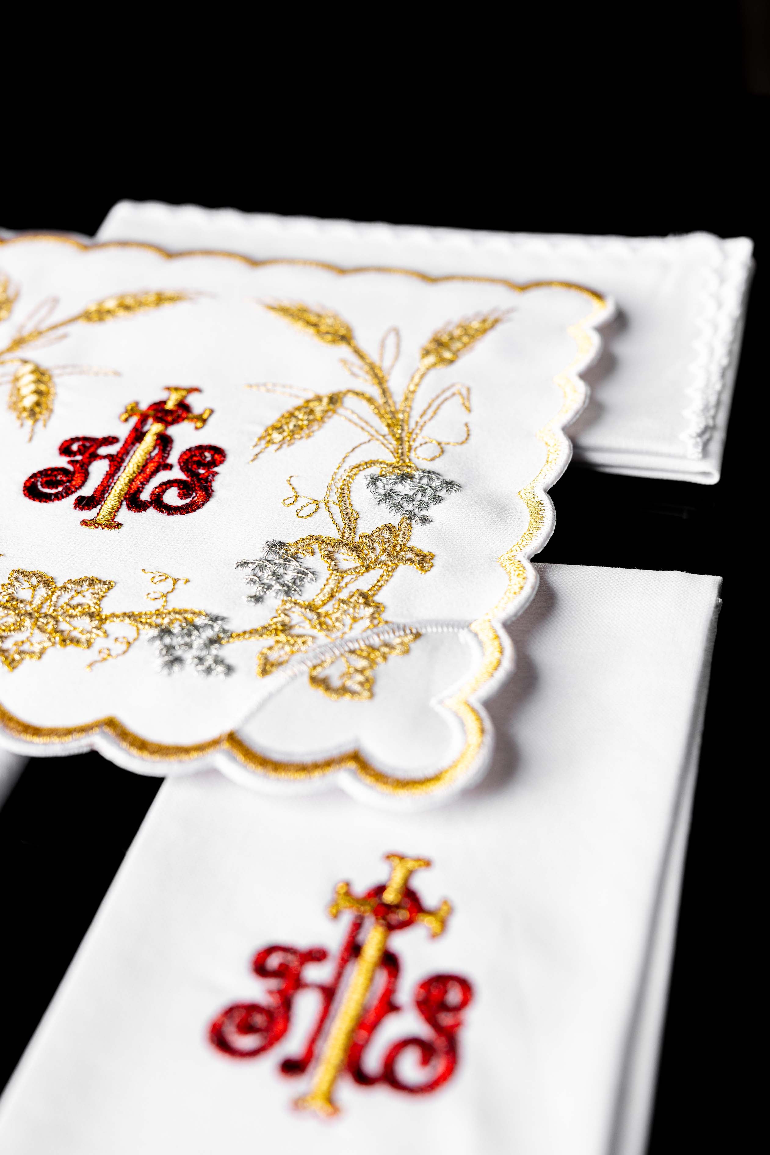 Bogato zdobiona bielizna kielichowa z haftem IHS i kłosami