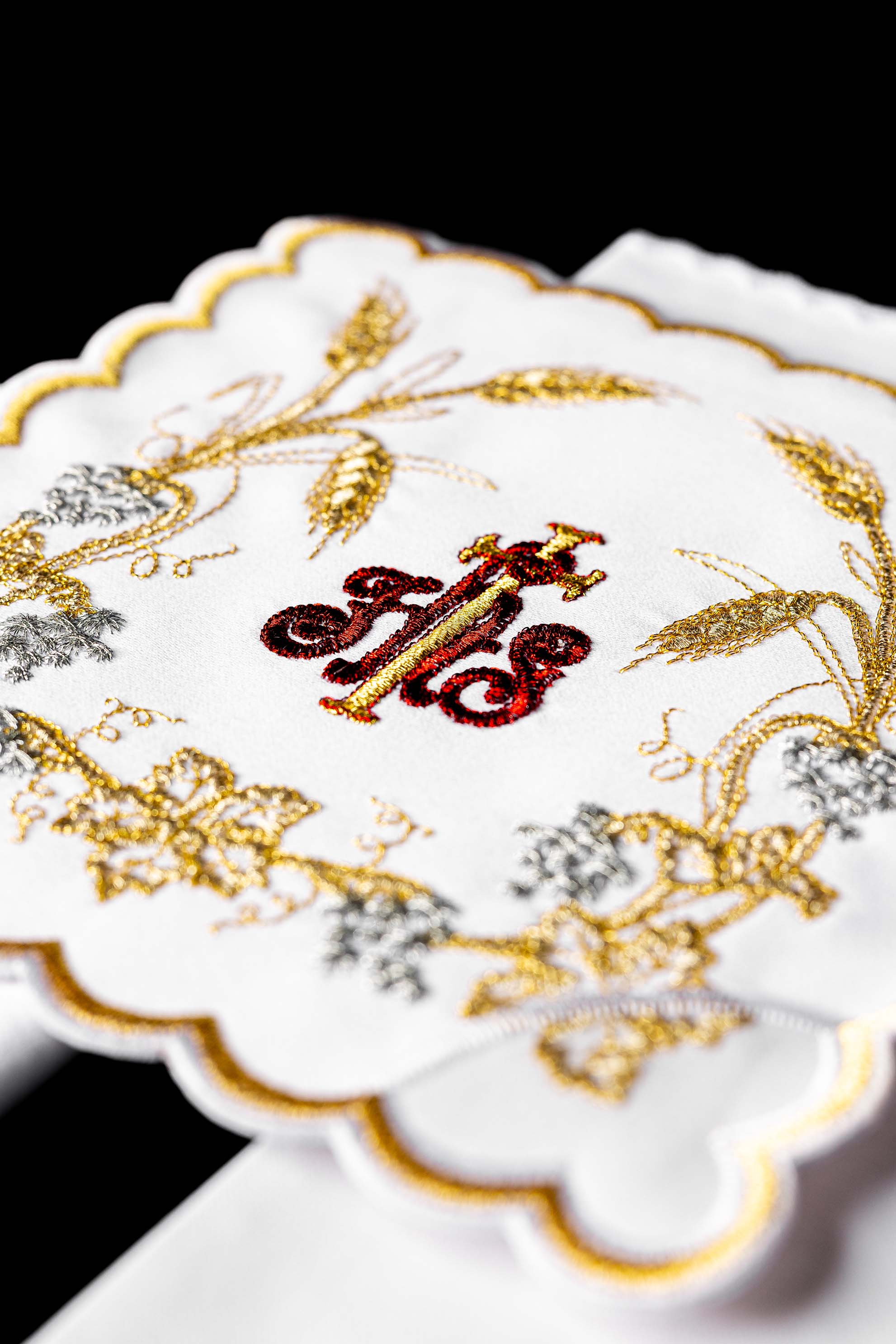 Bogato zdobiona bielizna kielichowa z haftem IHS i kłosami