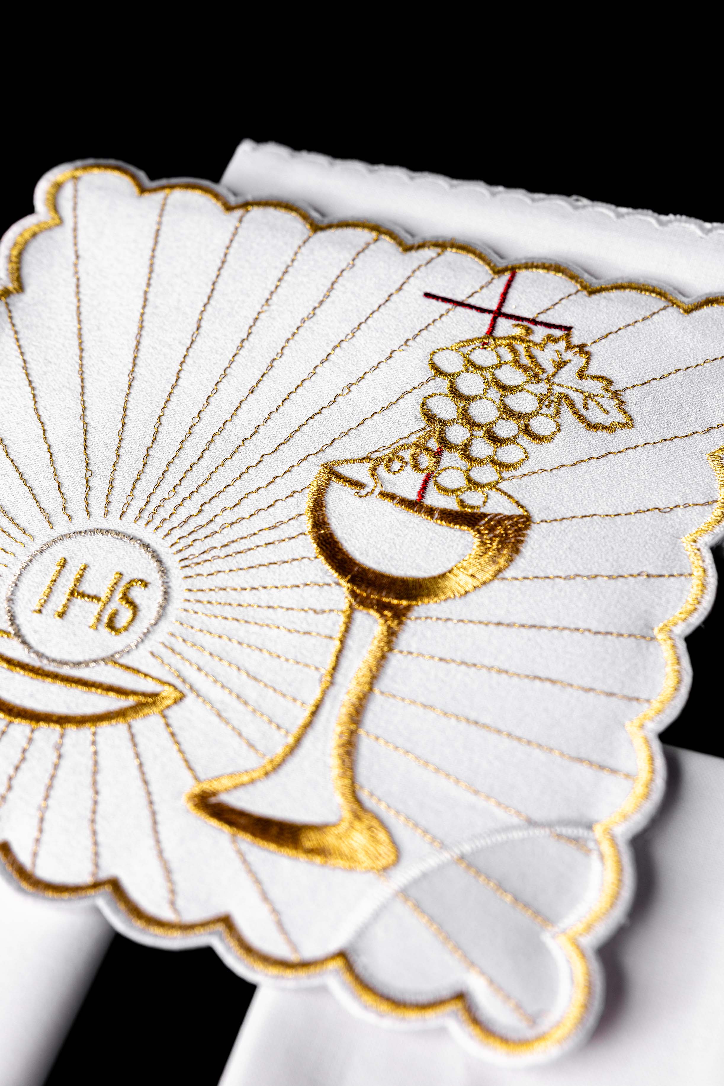 Bielizna kielichowa z haftem Eucharystycznym