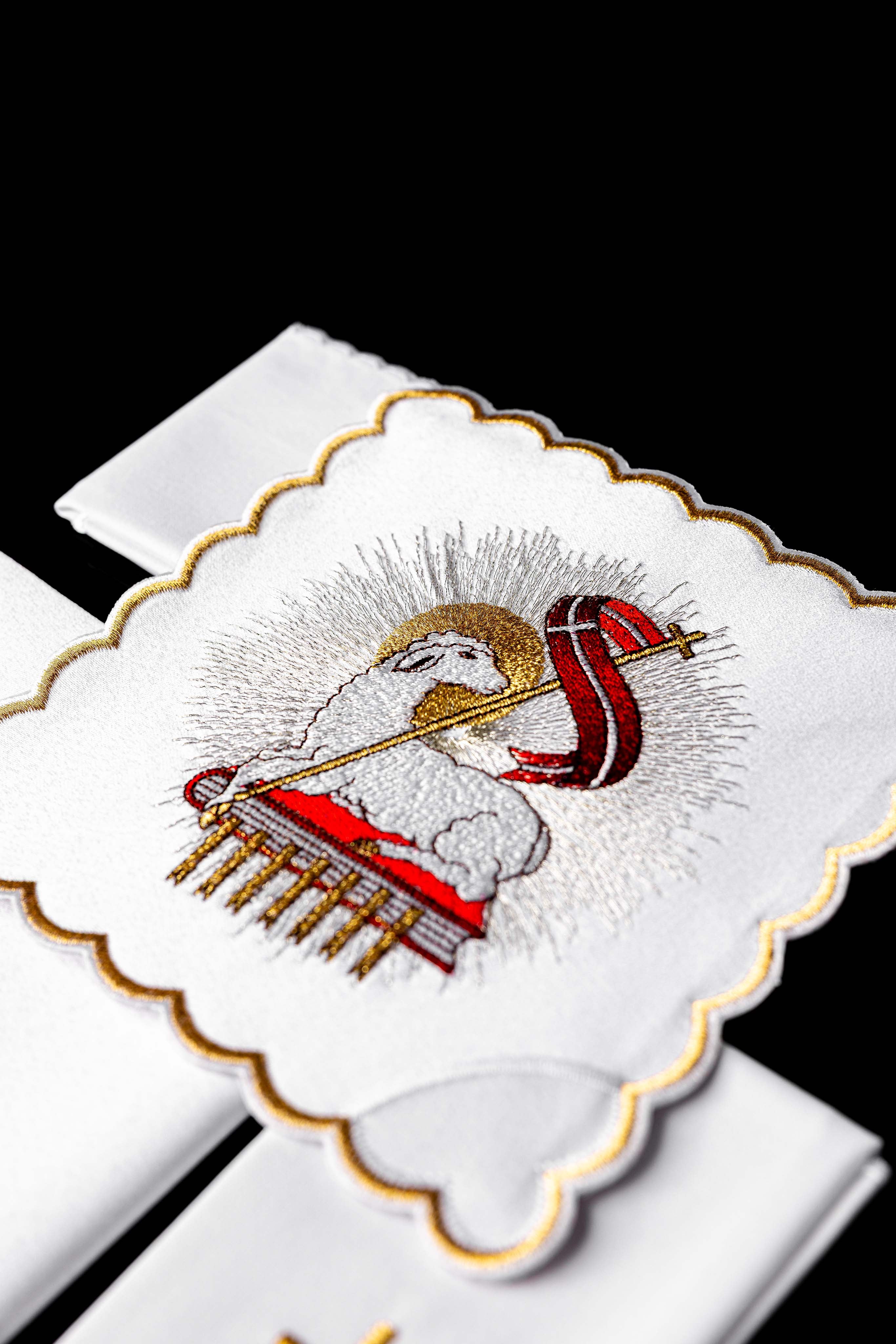 Bielizna kielichowa haftowana Baranek