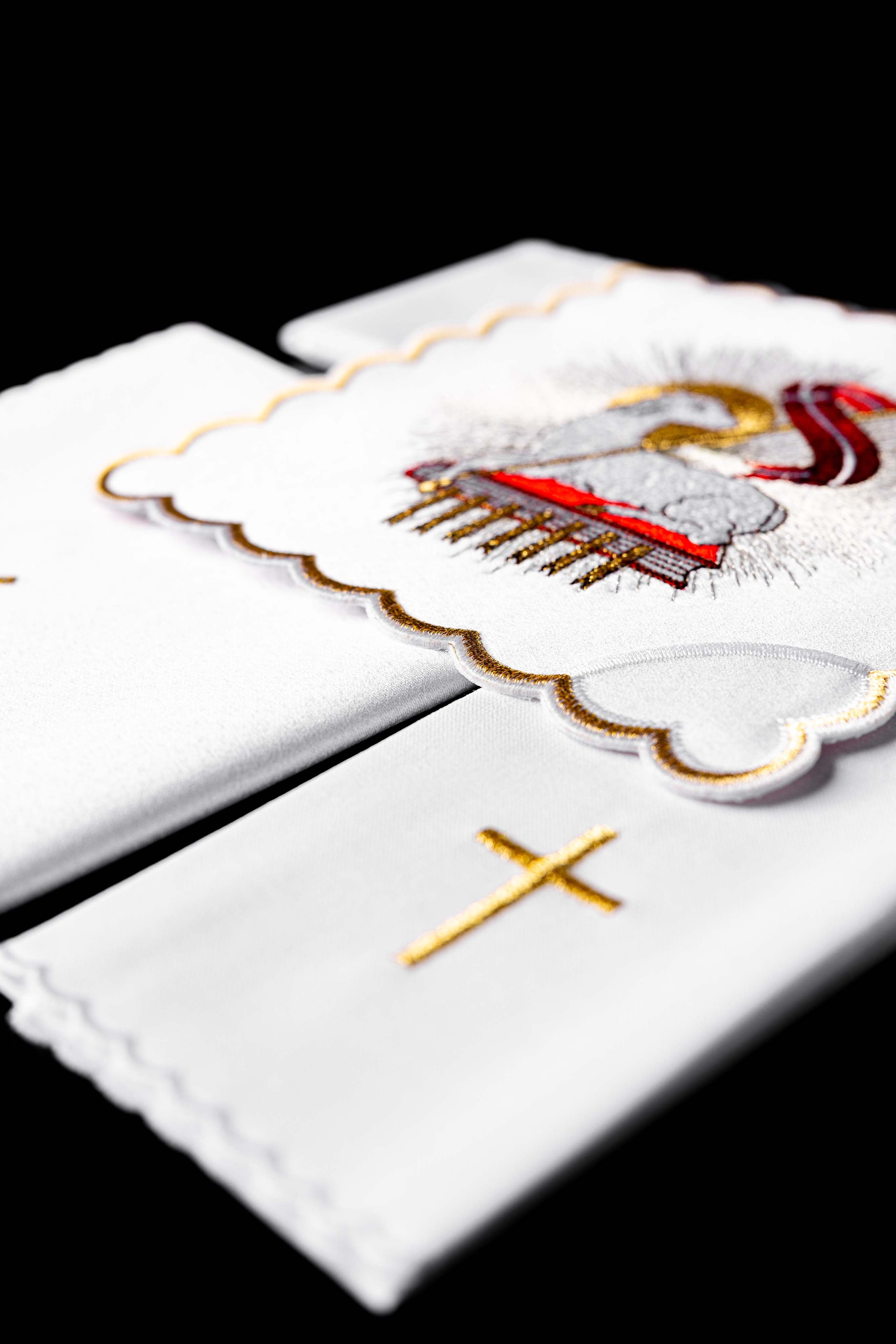 Bielizna kielichowa haftowana Baranek