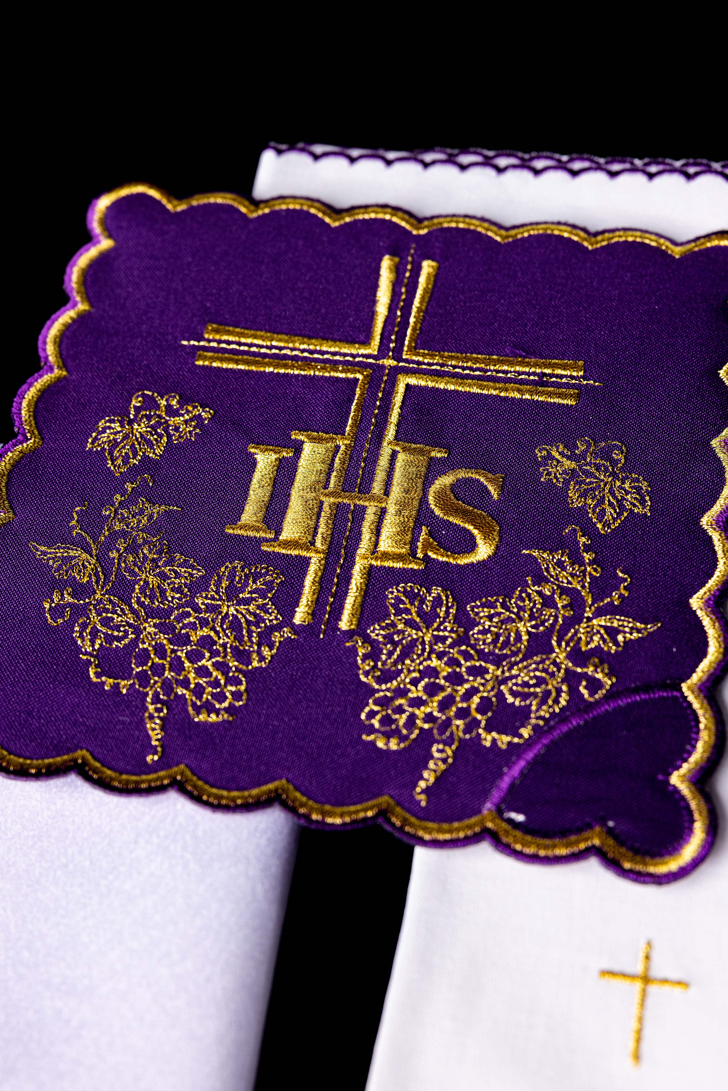 Bielizna kielichowa haftowana Fioletowa IHS