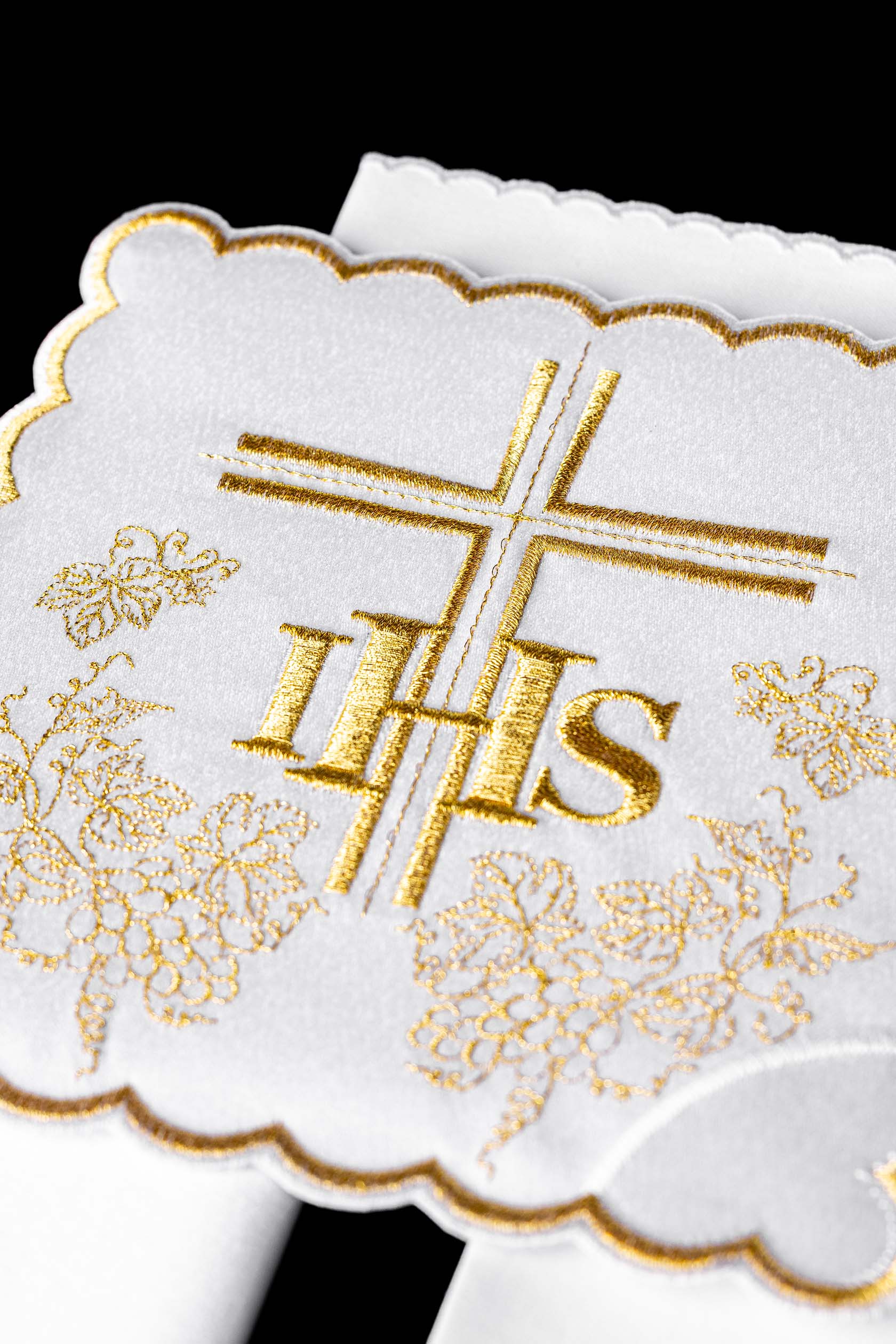 Bielizna kielichowa z delikatnym złotym haftem