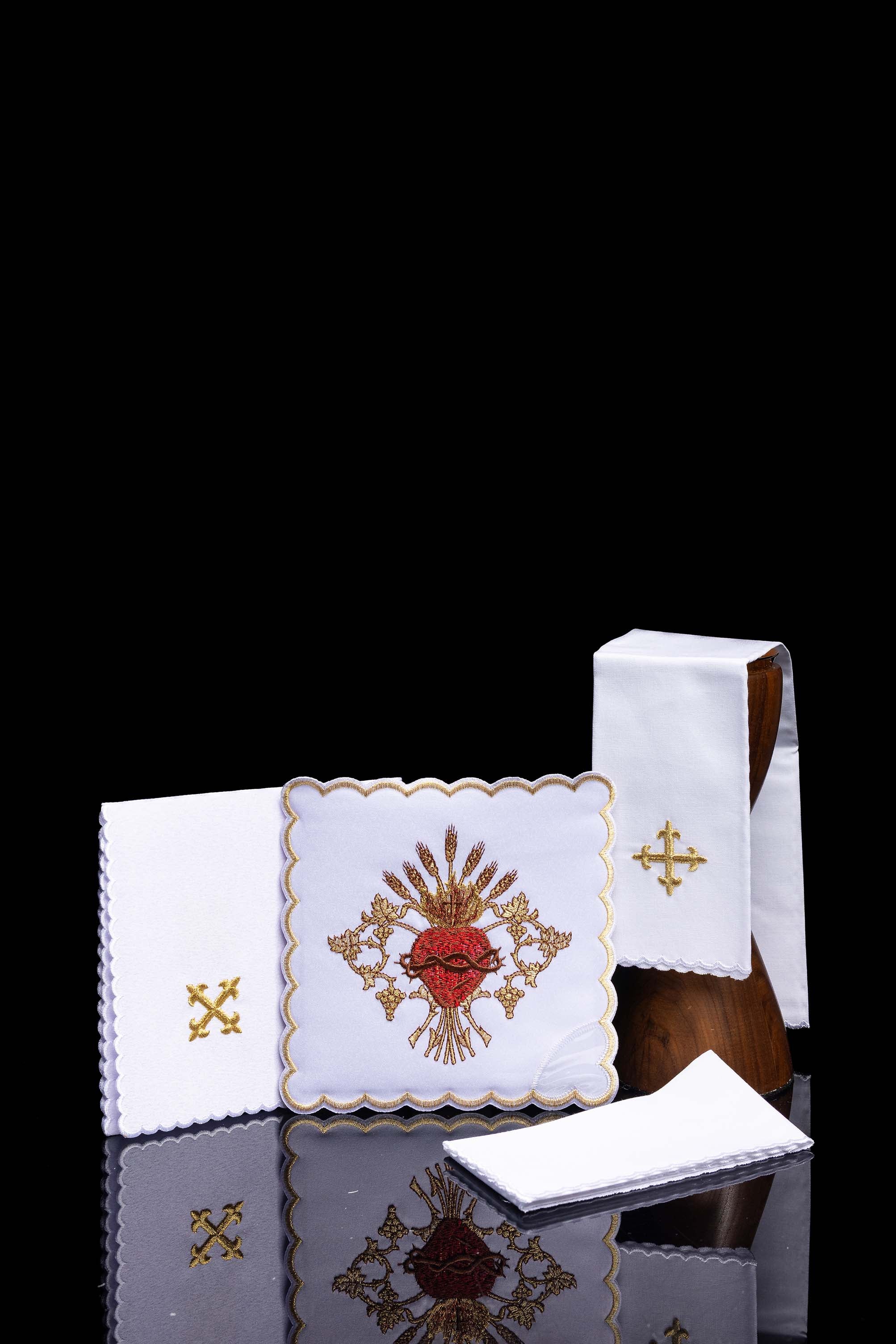 Bielizna kielichowa haftowana z Sercem Pana Jezusa - ORNATY.PL