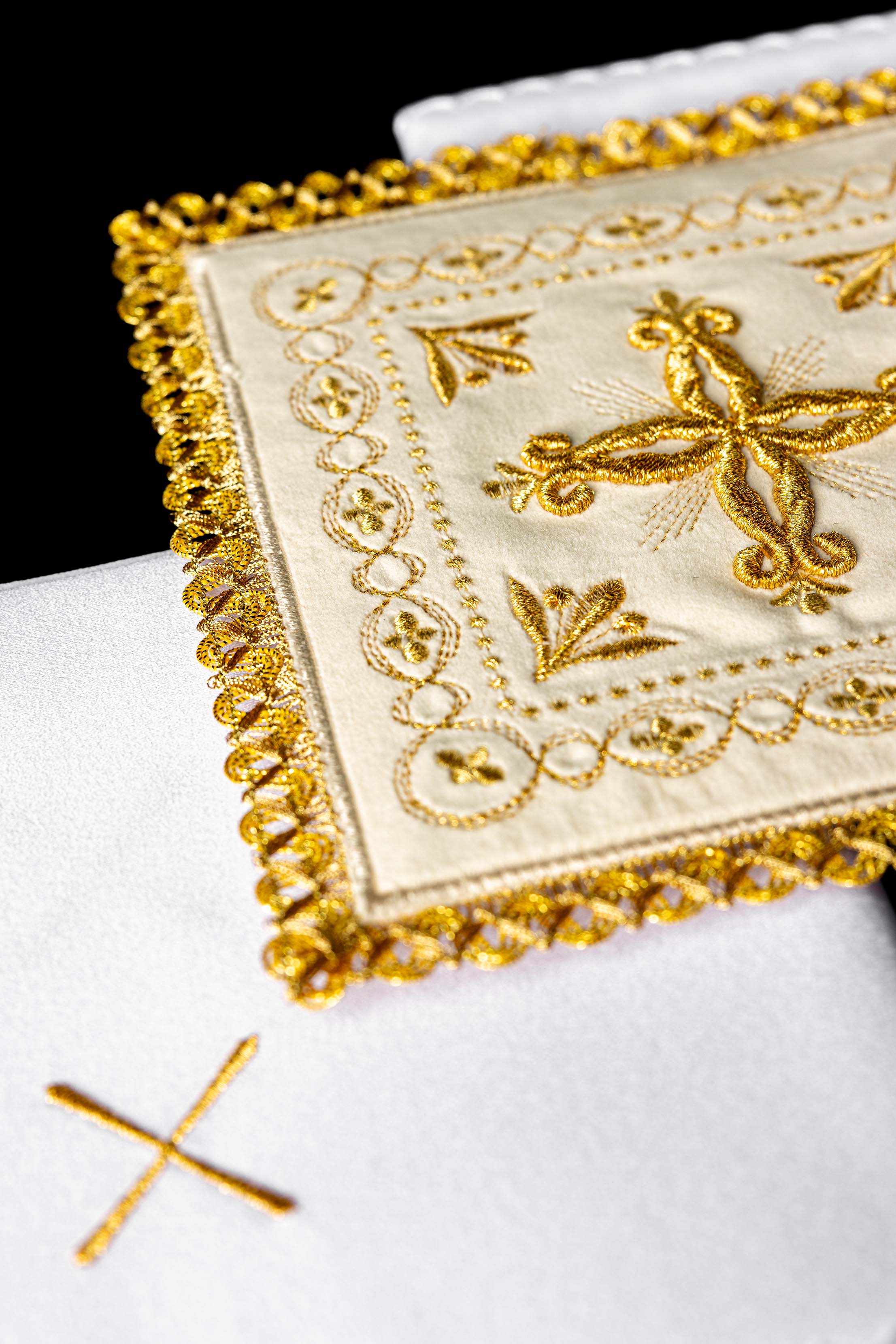 Bielizna kielichowa aksamitna Ecru z motywem krzyża