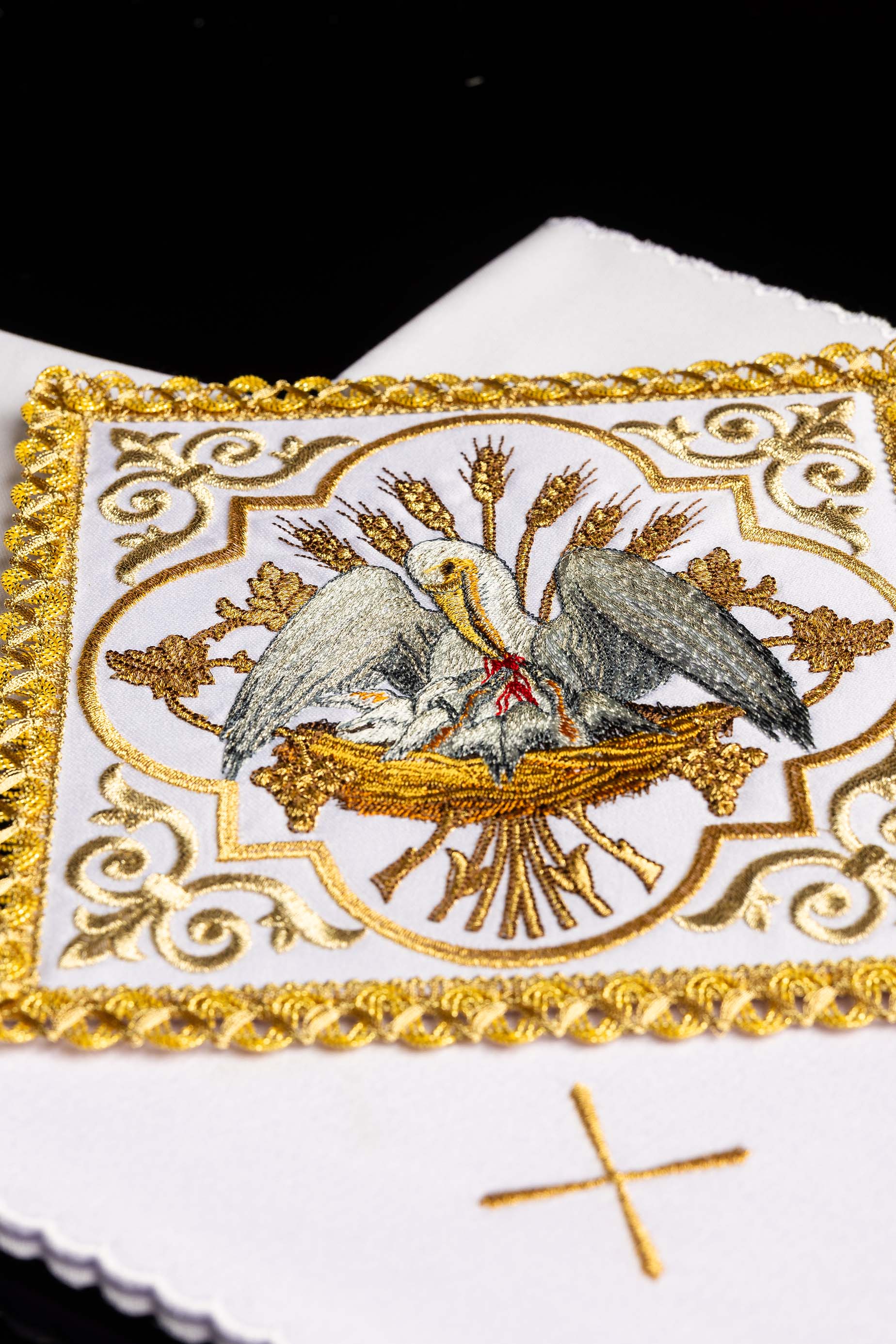 Bielizna kielichowa haftowana z wizerunkiem Pelikana - ORNATY.PL