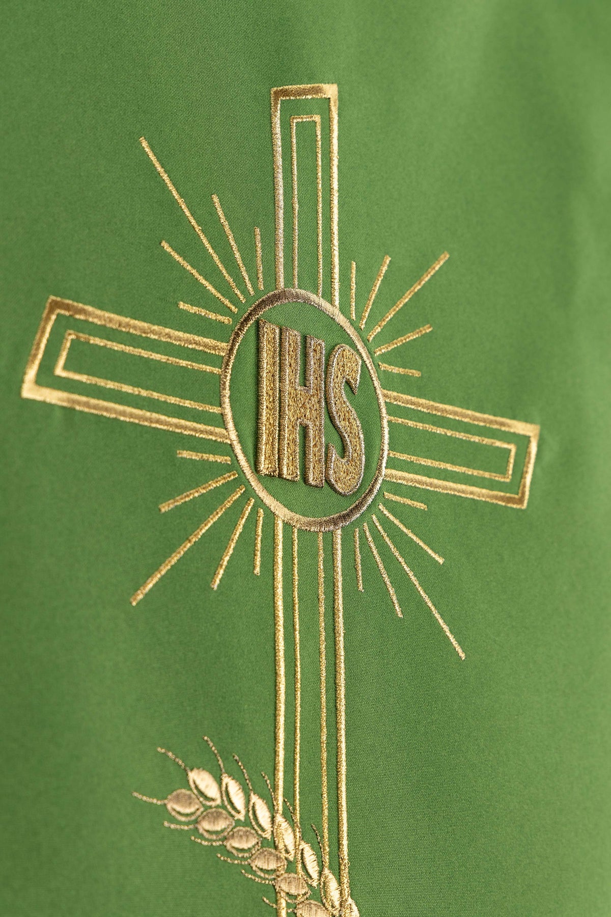 Zelená servítka na lektorium vyšívaná motívom kríža a IHS