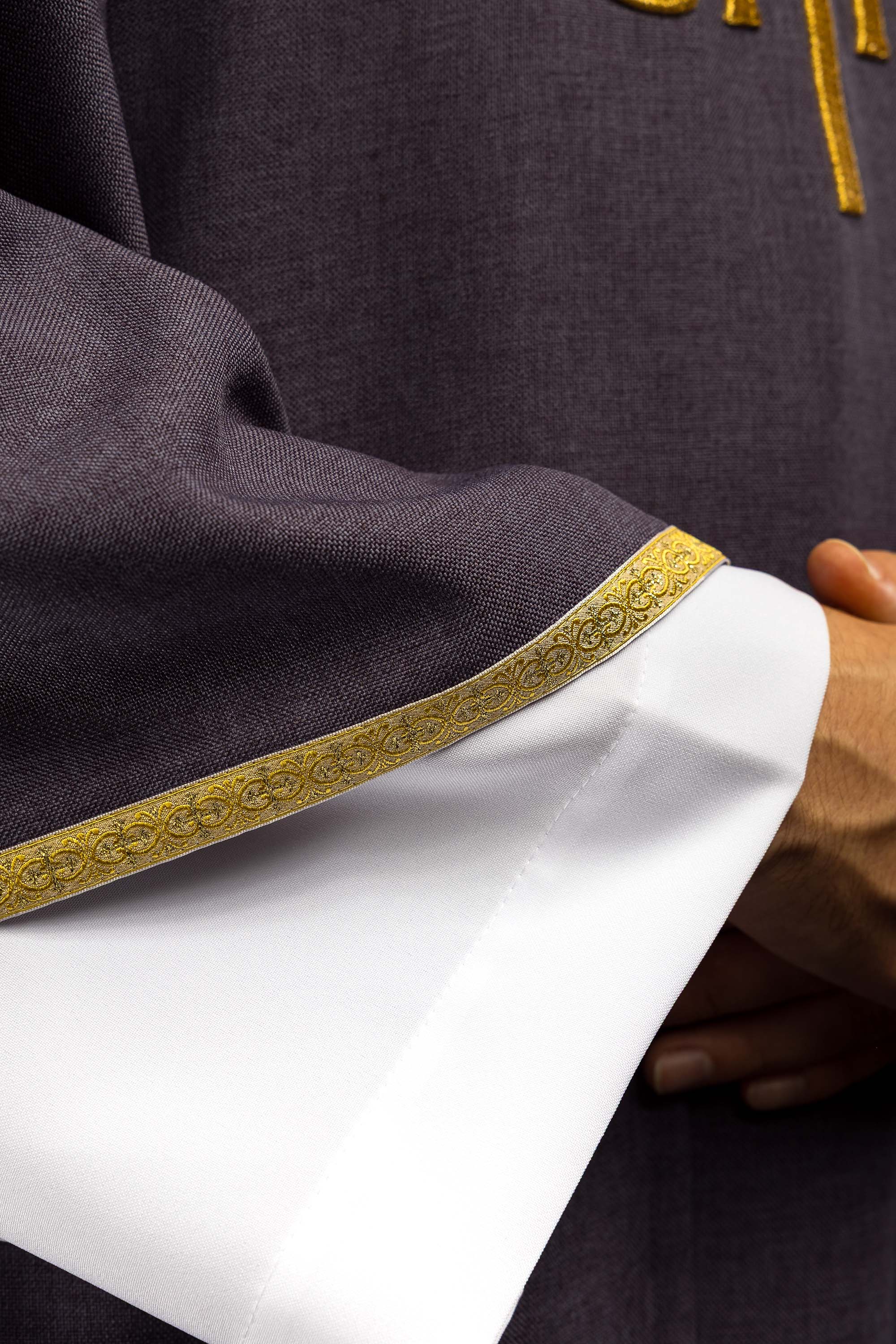 Zelený liturgický ornát so zlatou výšivkou IHS