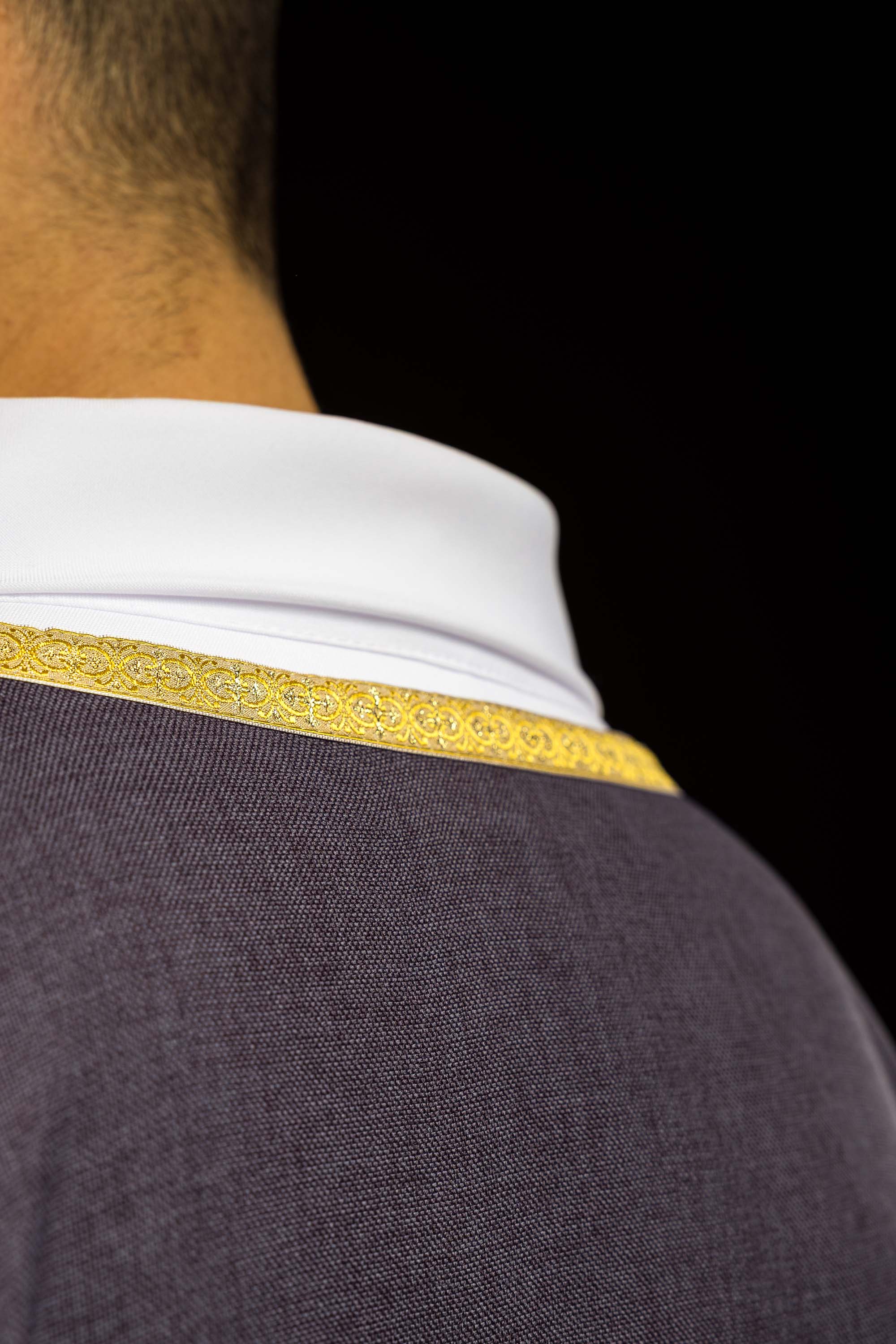 Zelený liturgický ornát so zlatou výšivkou IHS