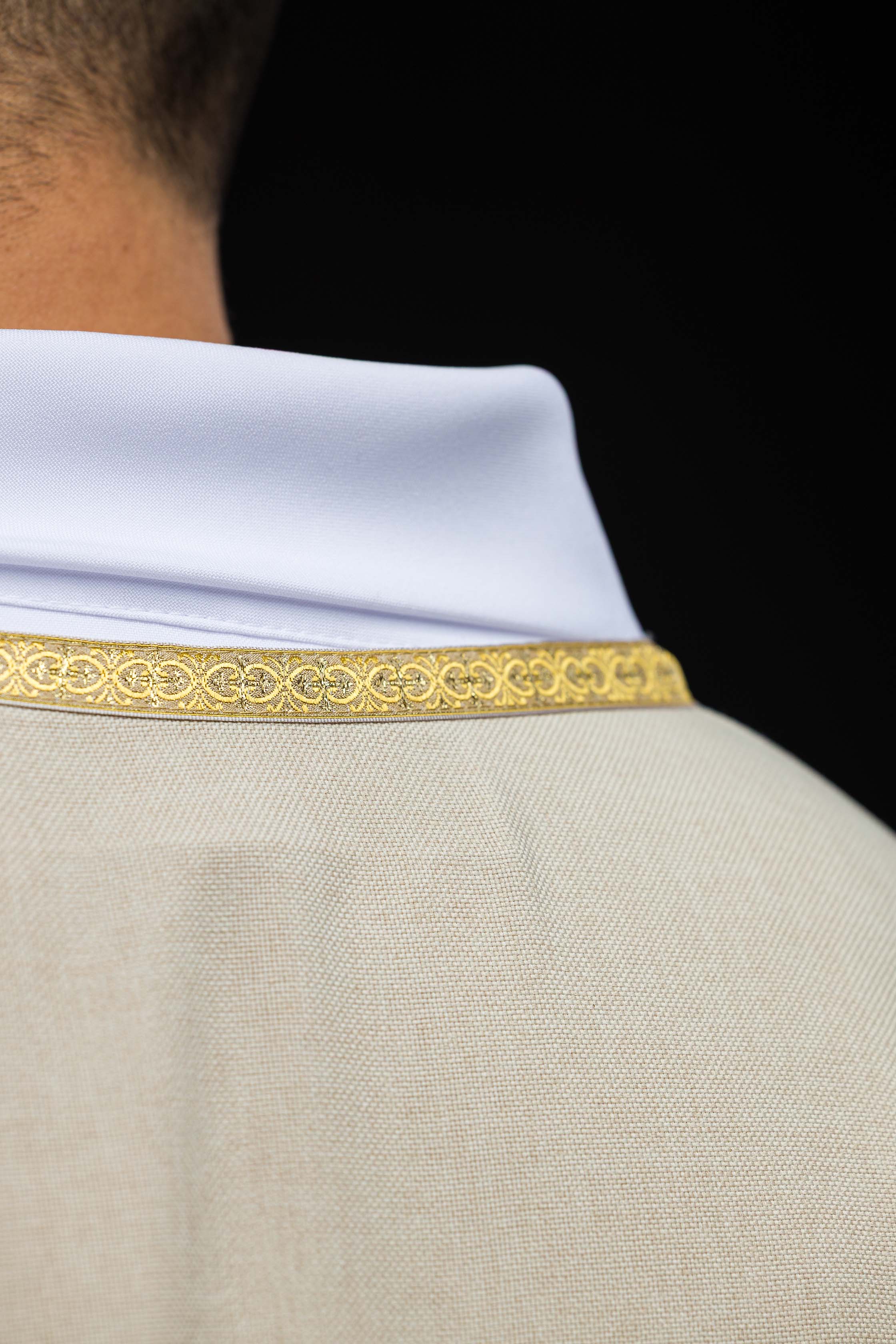 Zelený liturgický ornát so zlatou výšivkou IHS