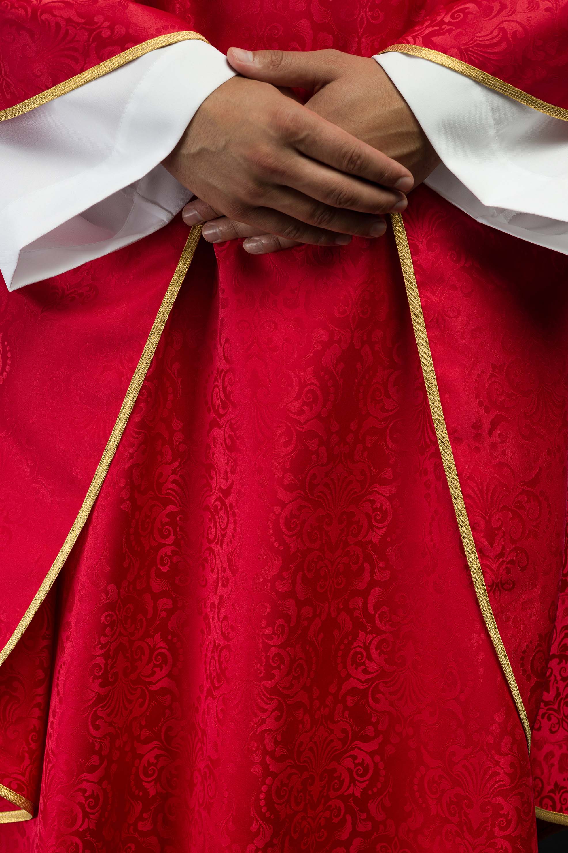 Ornat liturgiczny czerwony z haftem kielicha i hostii na tkaninie żakardowej - ORNATY.PL