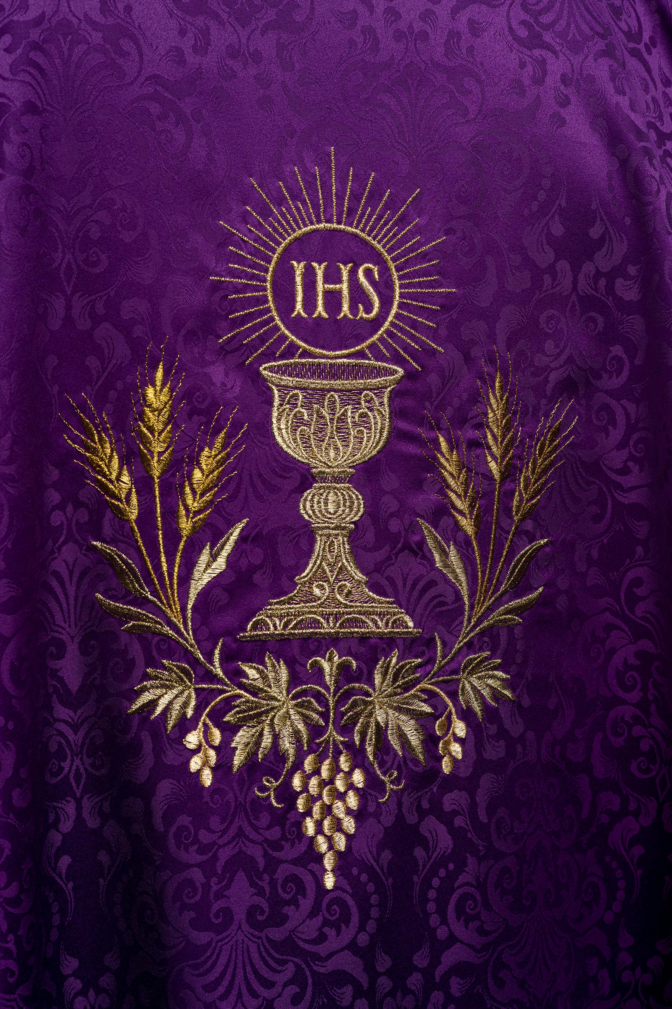 Ornat liturgiczny fioletowy z haftem kielicha i hostii na tkaninie żakardowej - ORNATY.PL
