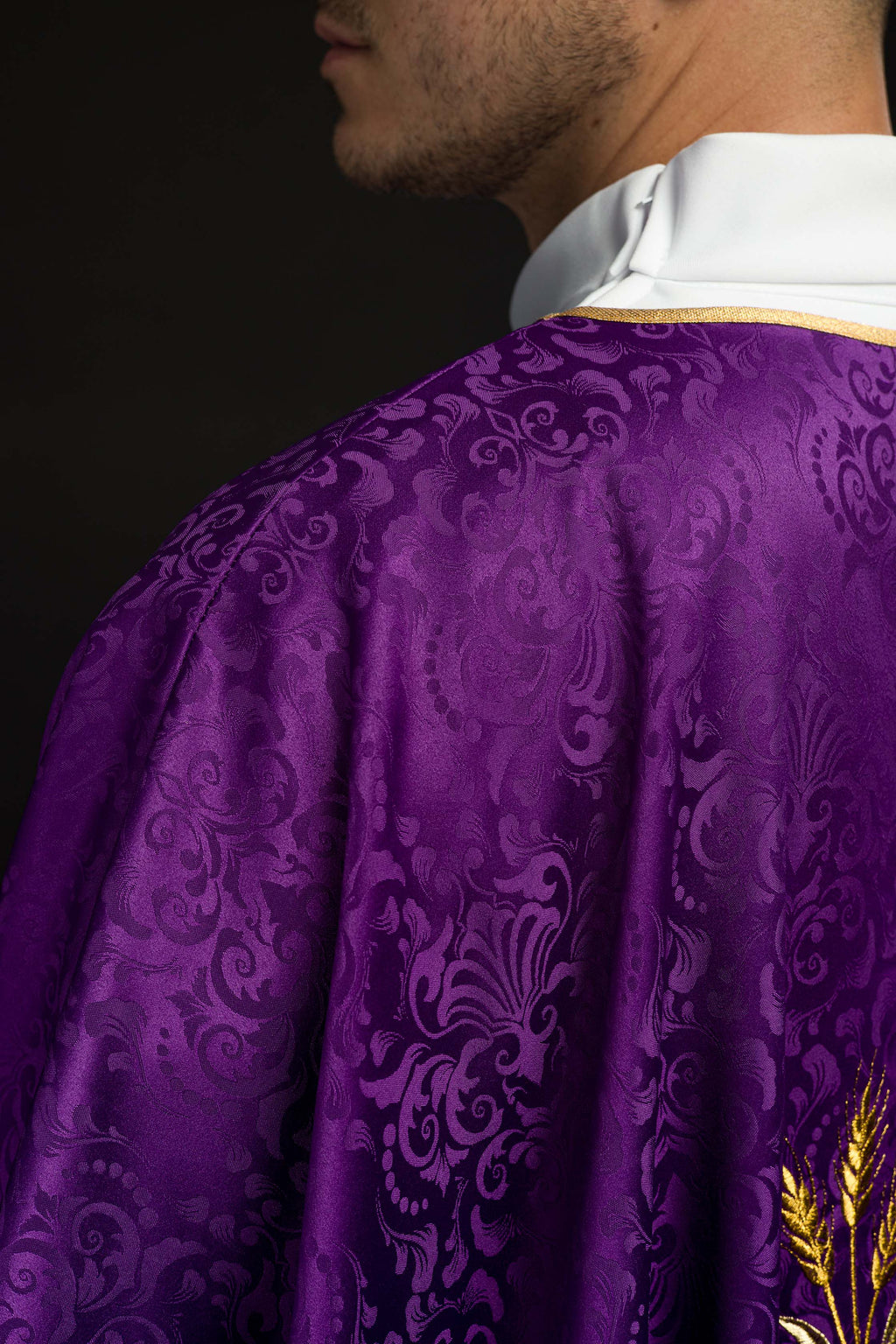 Ornat liturgiczny fioletowy z haftem kielicha i hostii na tkaninie żakardowej - ORNATY.PL