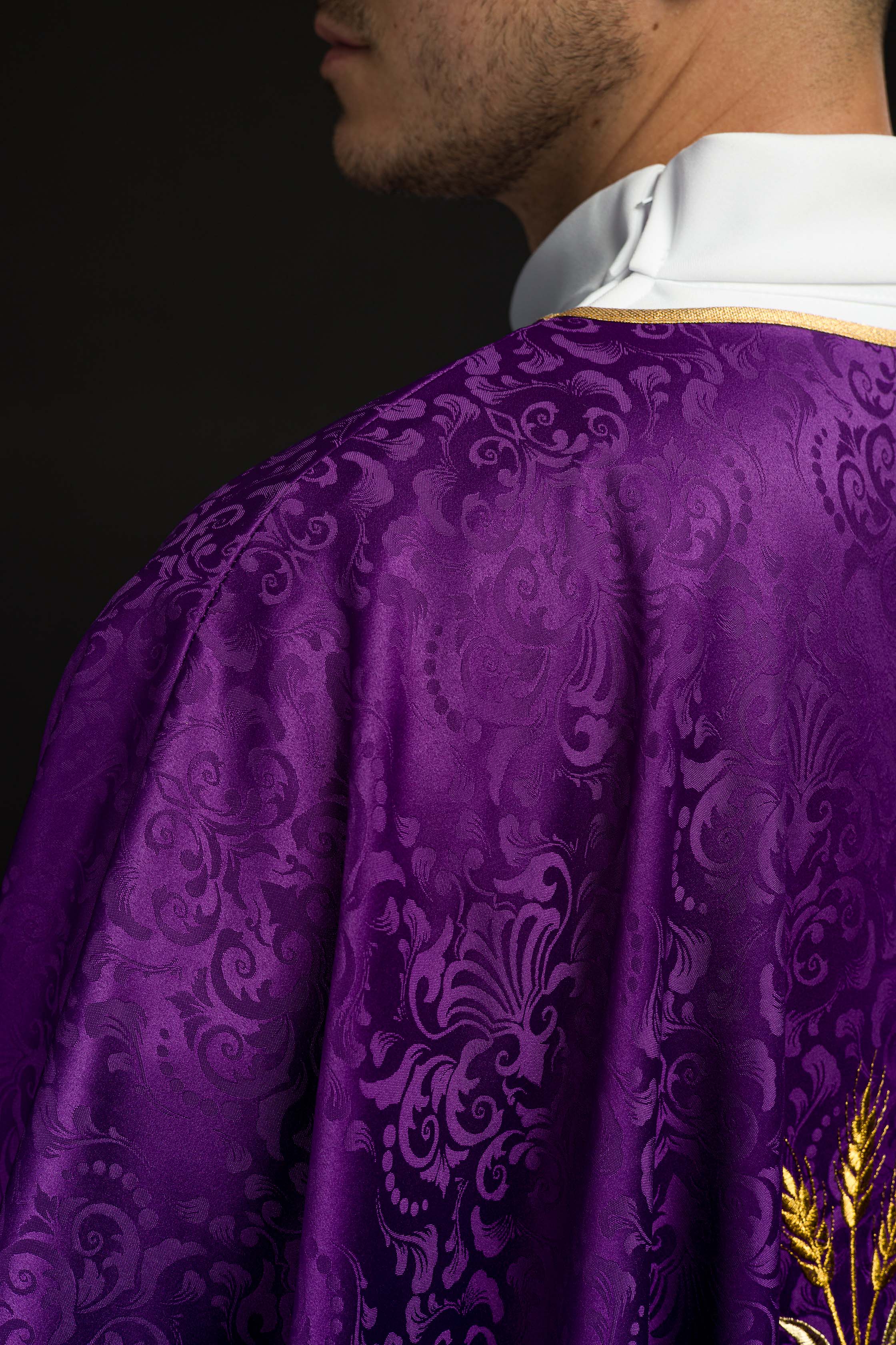 Ornat liturgiczny fioletowy z haftem kielicha i hostii na tkaninie żakardowej - ORNATY.PL