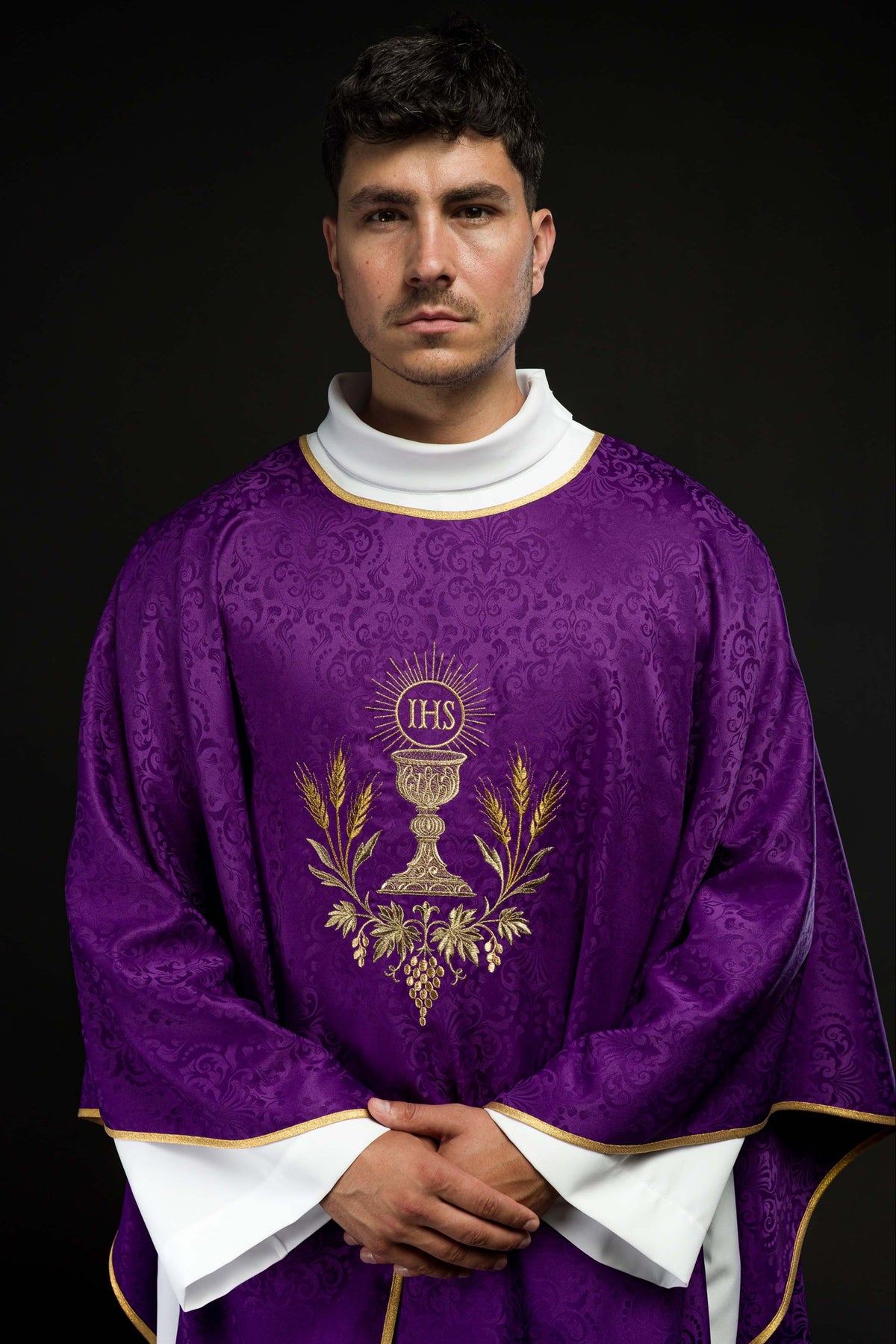 Ornat liturgiczny fioletowy z haftem kielicha i hostii na tkaninie żakardowej - ORNATY.PL