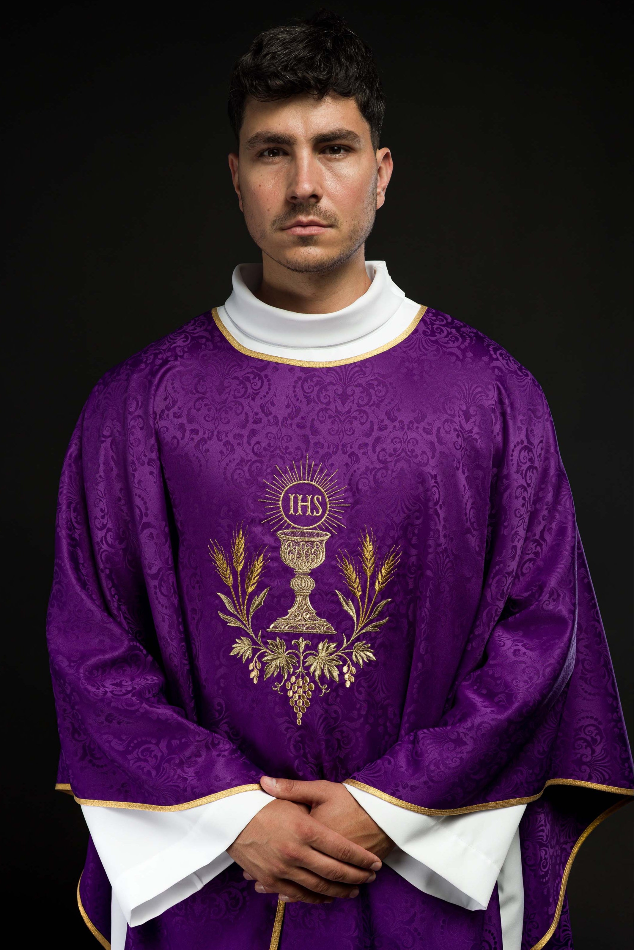 Ornat liturgiczny fioletowy z haftem kielicha i hostii na tkaninie żakardowej - ORNATY.PL