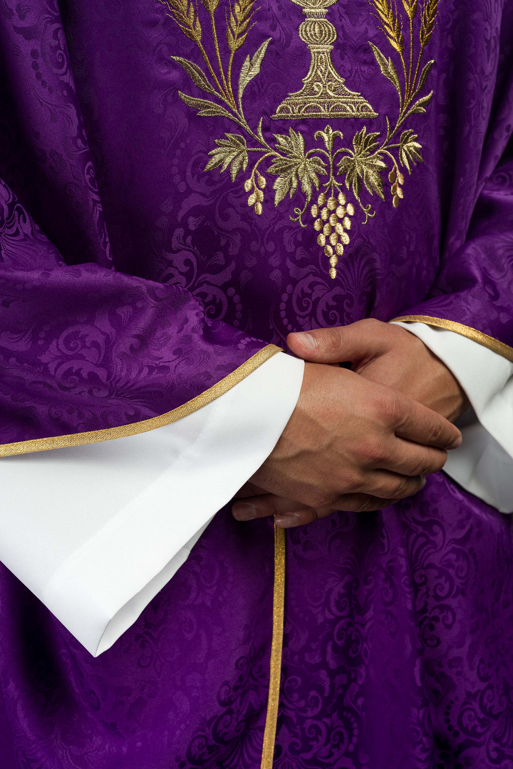 Ornat liturgiczny fioletowy z haftem kielicha i hostii na tkaninie żakardowej - ORNATY.PL