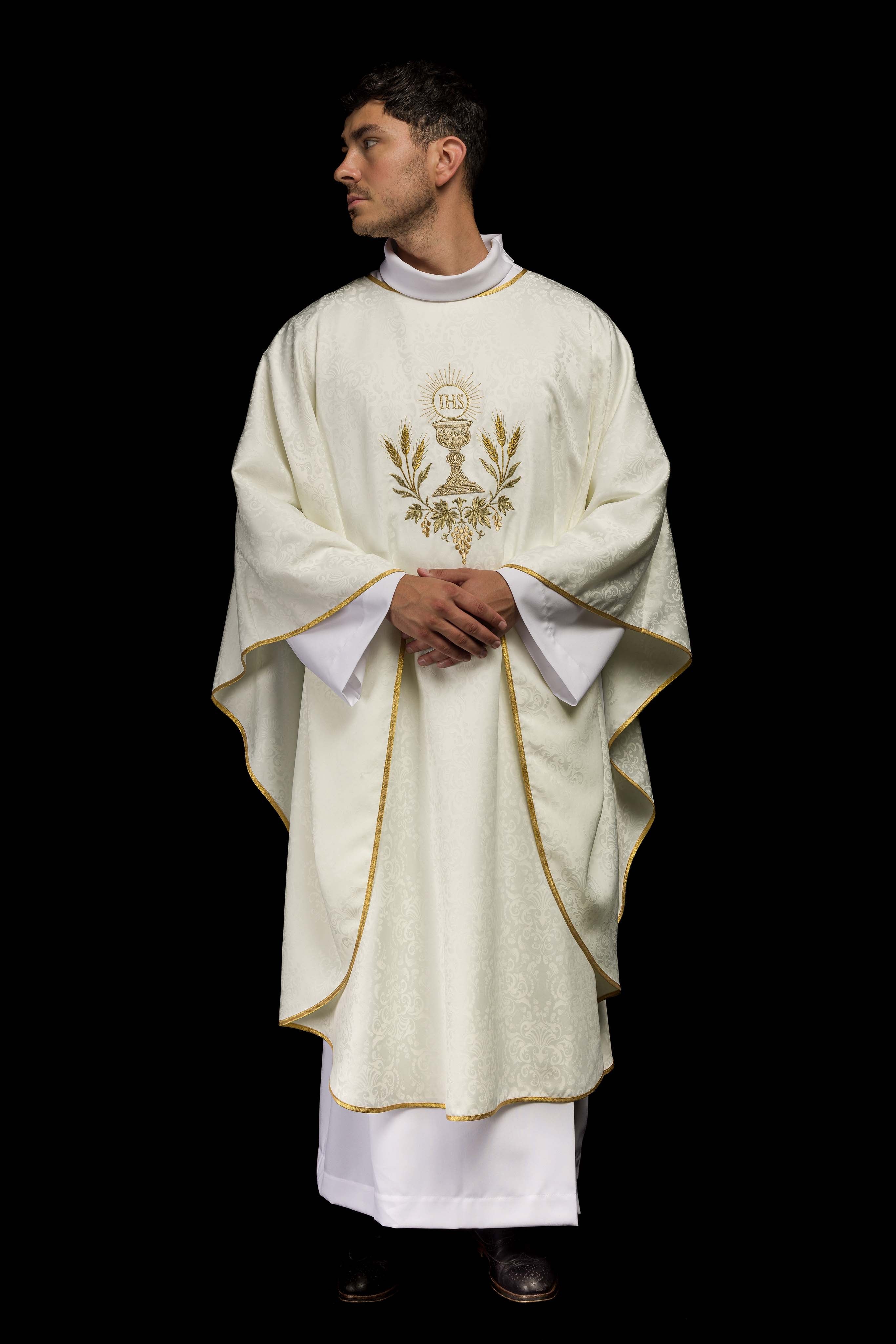 Ornat liturgiczny ecru z haftem kielicha i hostii na tkaninie żakardowej - ORNATY.PL