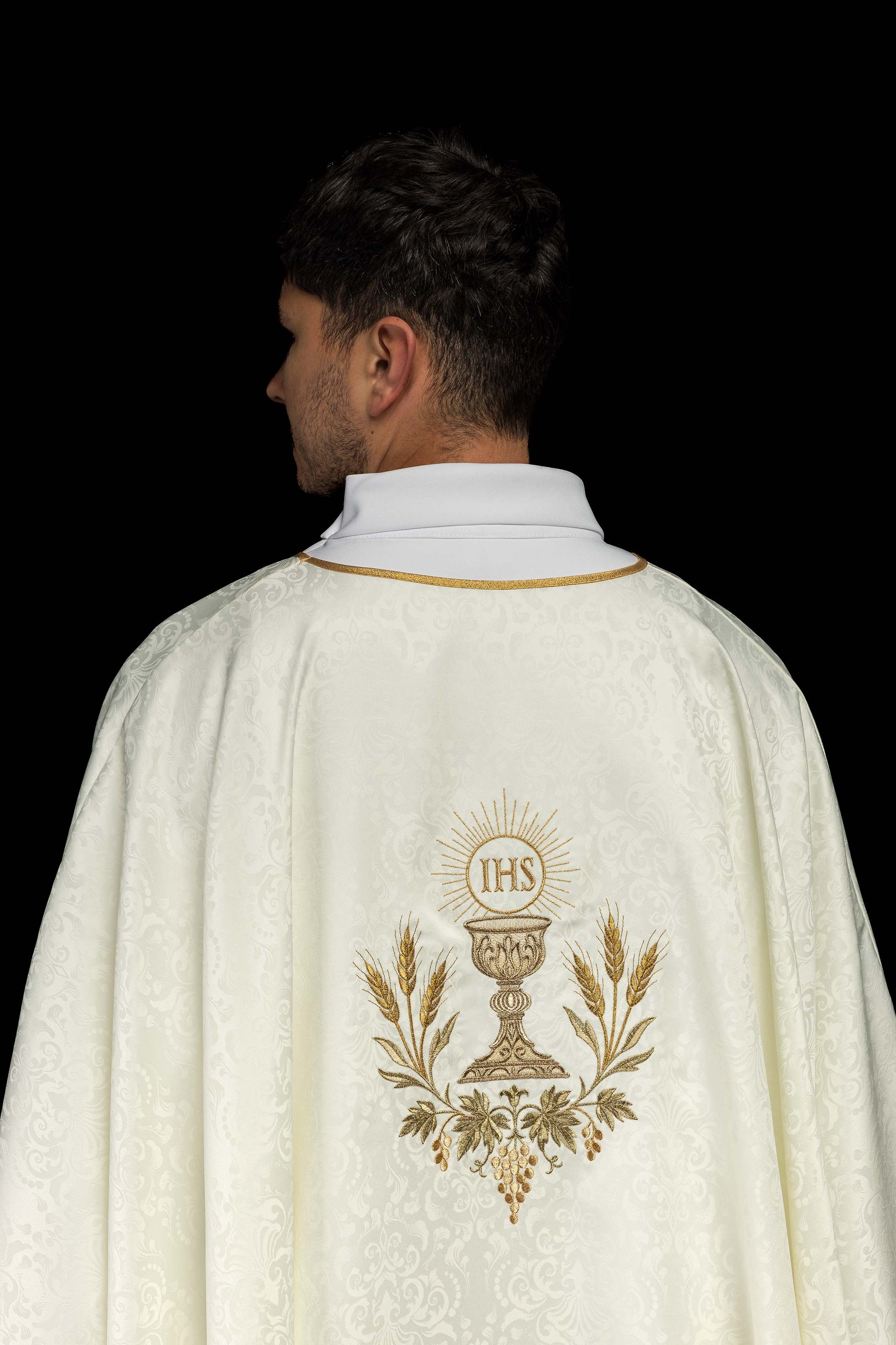 Ornat liturgiczny ecru z haftem kielicha i hostii na tkaninie żakardowej - ORNATY.PL