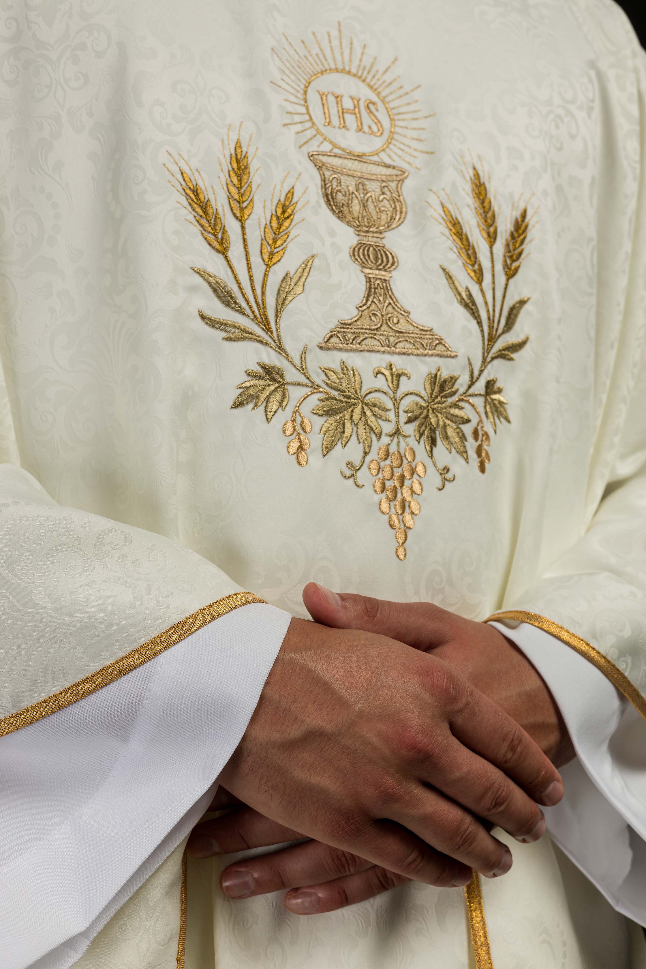 Ornat liturgiczny ecru z haftem kielicha i hostii na tkaninie żakardowej - ORNATY.PL