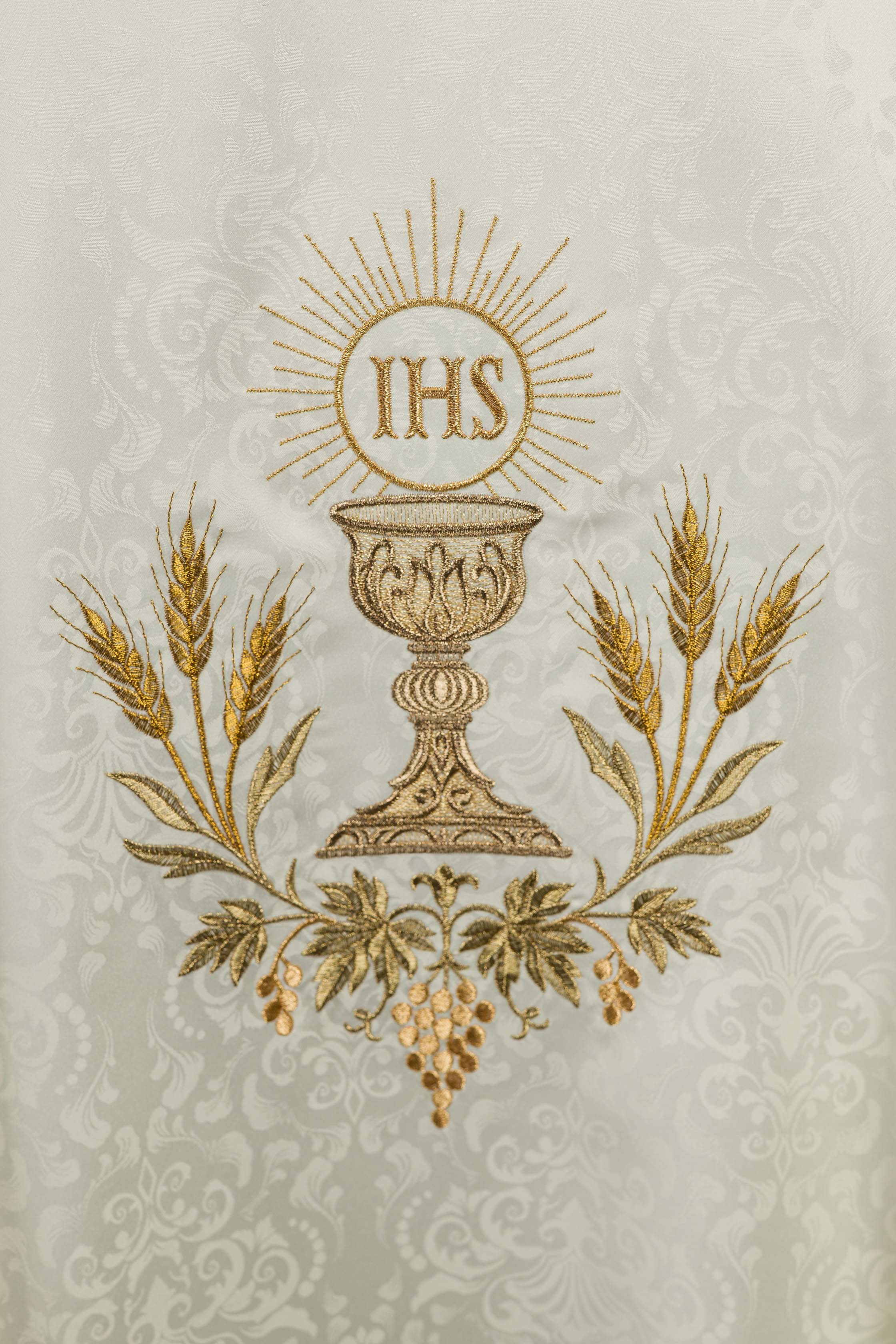 Ornat liturgiczny ecru z haftem kielicha i hostii na tkaninie żakardowej - ORNATY.PL