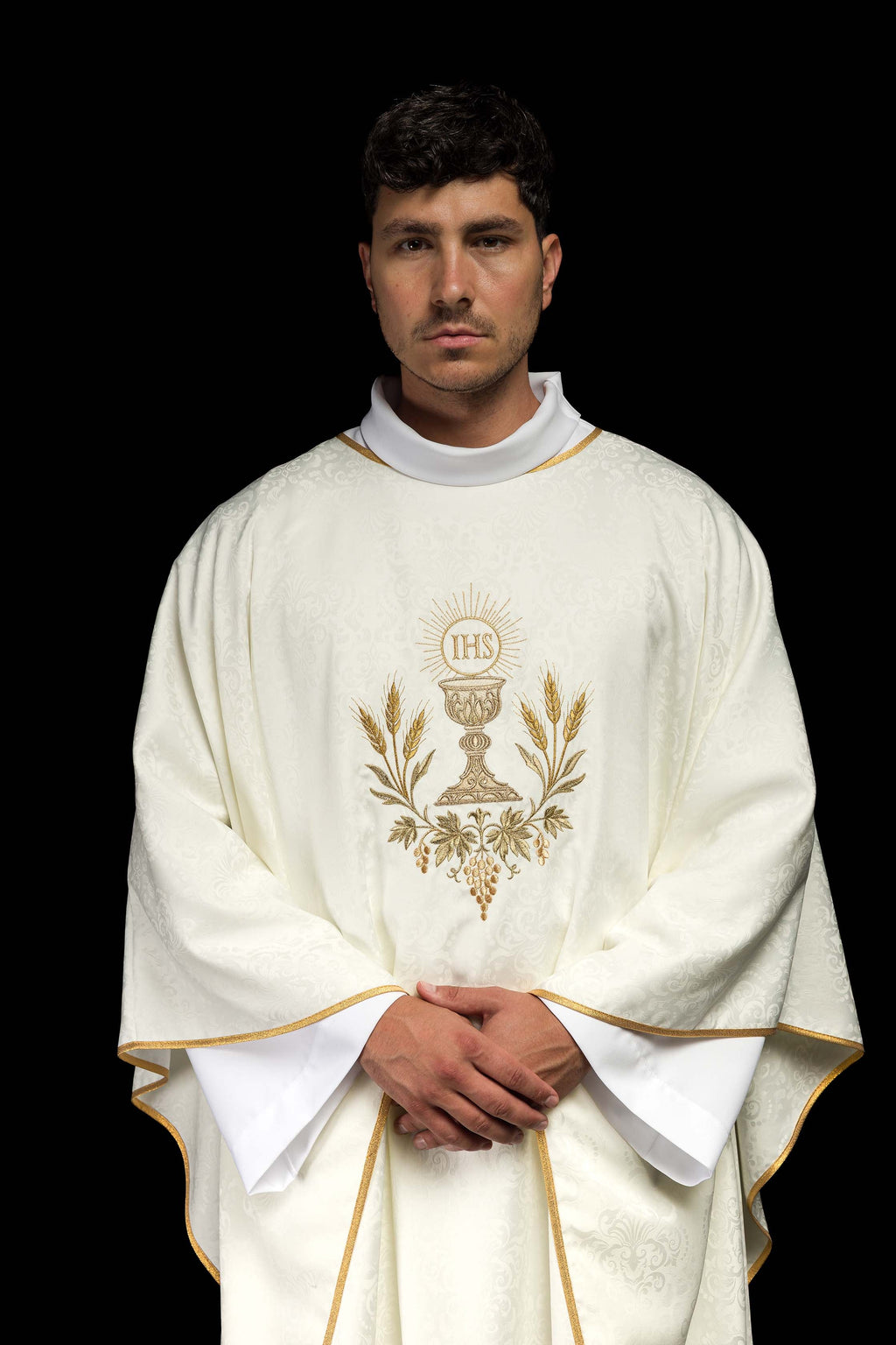 Ornat liturgiczny ecru z haftem kielicha i hostii na tkaninie żakardowej - ORNATY.PL