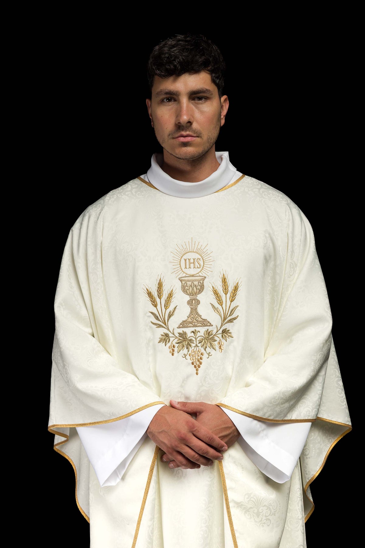 Ornat liturgiczny ecru z haftem kielicha i hostii na tkaninie żakardowej - ORNATY.PL