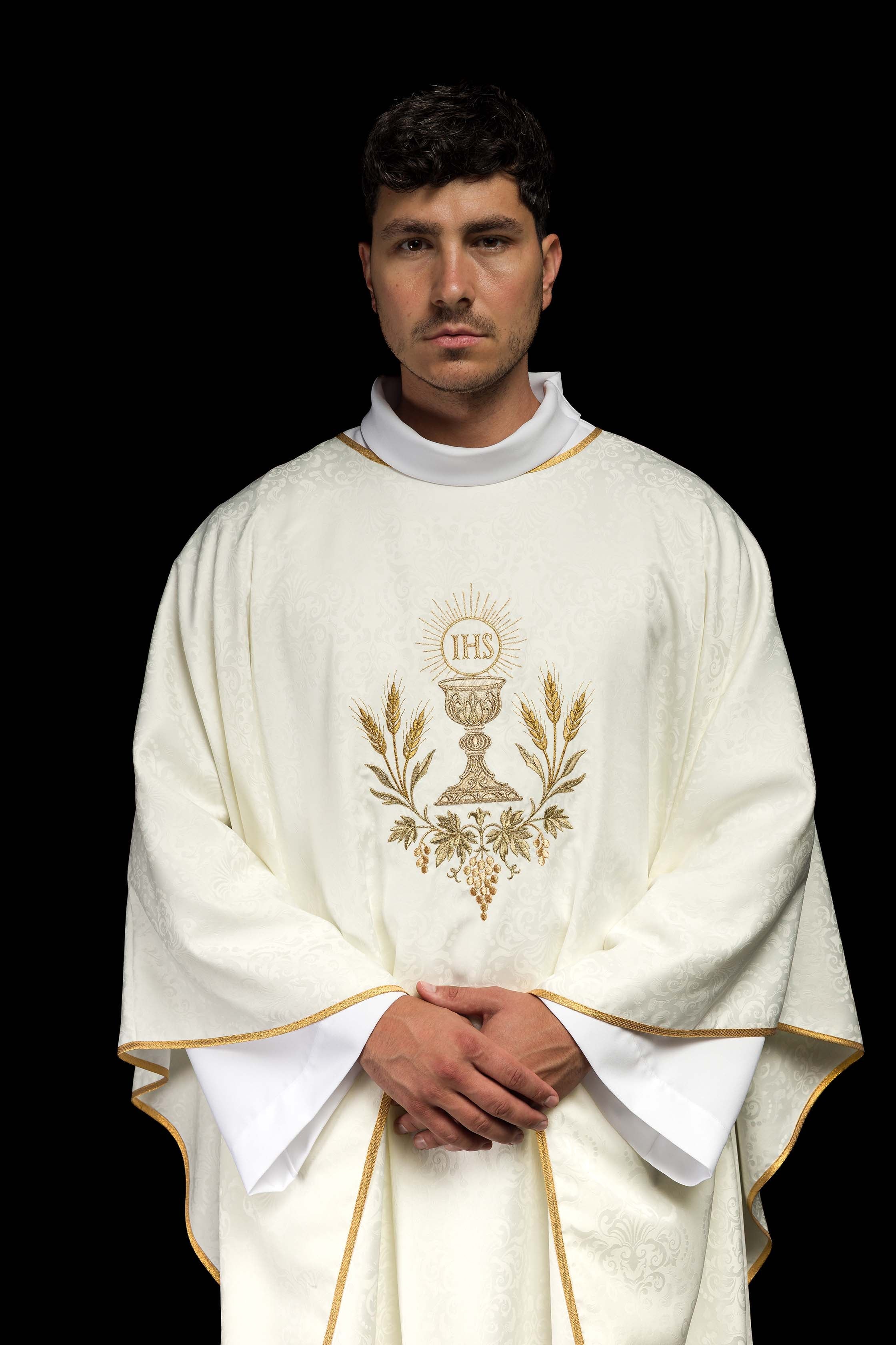 Ornat liturgiczny ecru z haftem kielicha i hostii na tkaninie żakardowej - ORNATY.PL