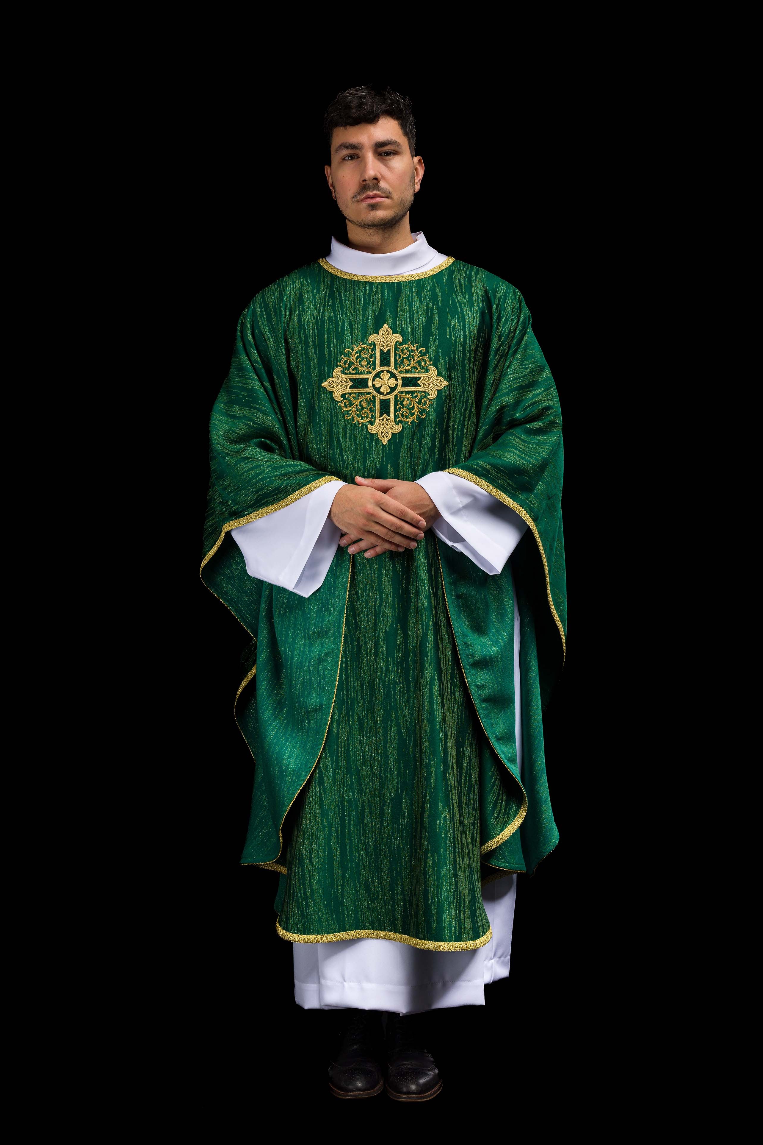 Zelený ornát s vyšívaným motívom kríža na ozdobnej tkanine