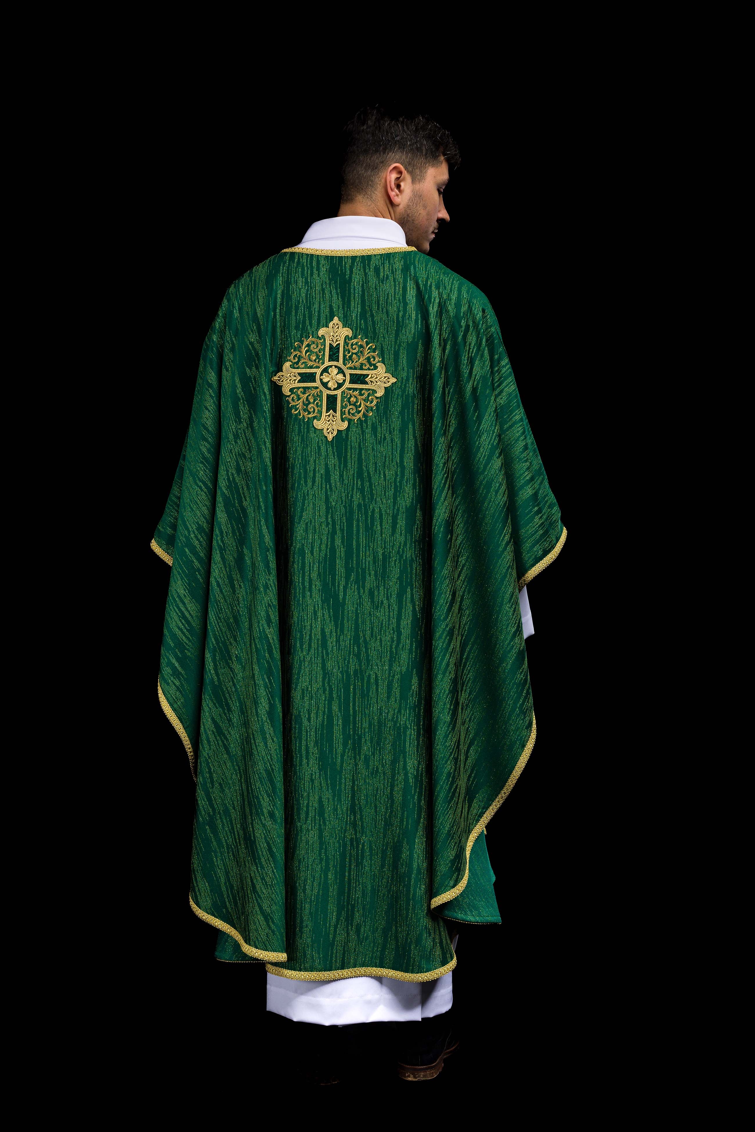 Zelený ornát s vyšívaným motívom kríža na ozdobnej tkanine