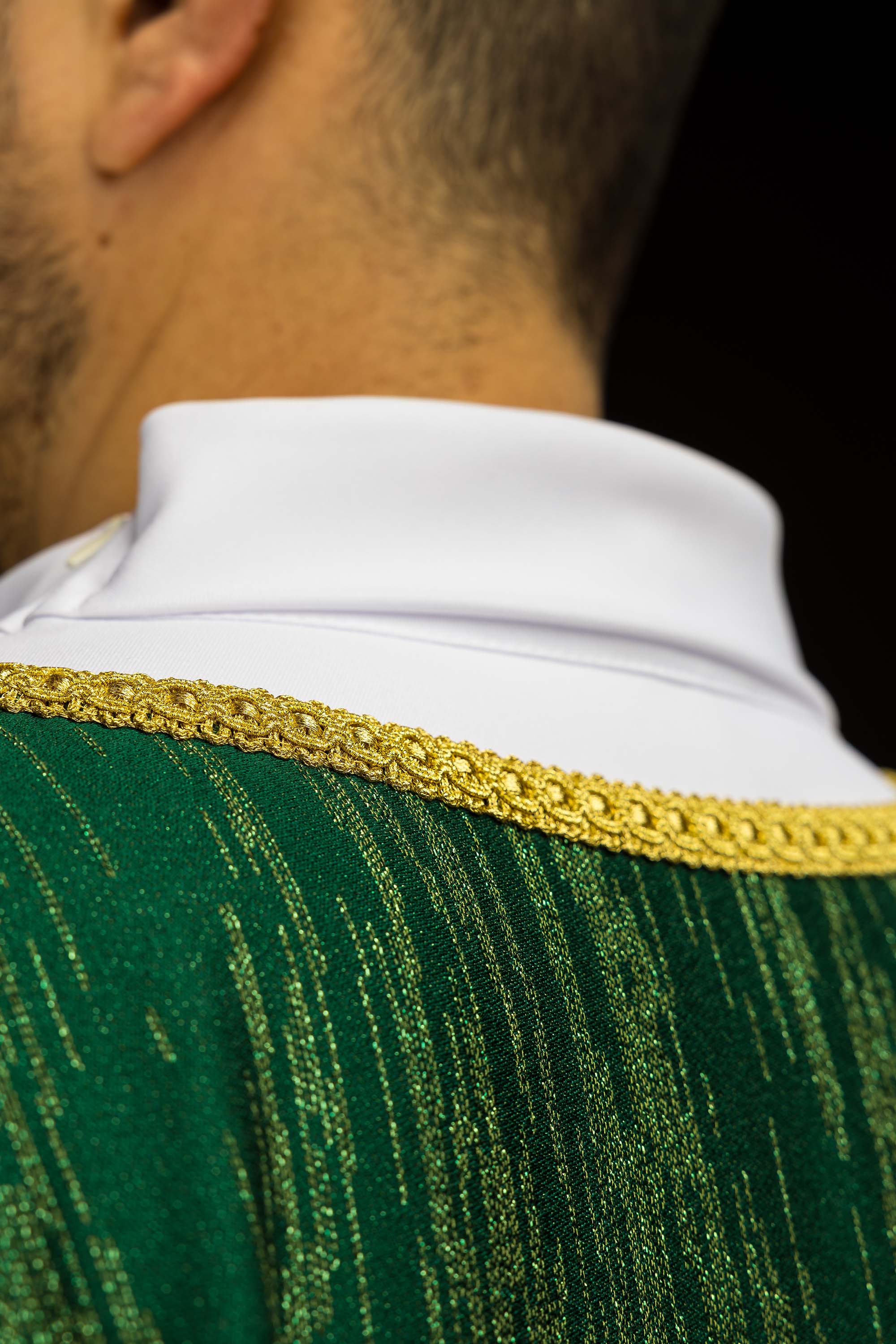 Zelený ornát s vyšívaným motívom kríža na ozdobnej tkanine