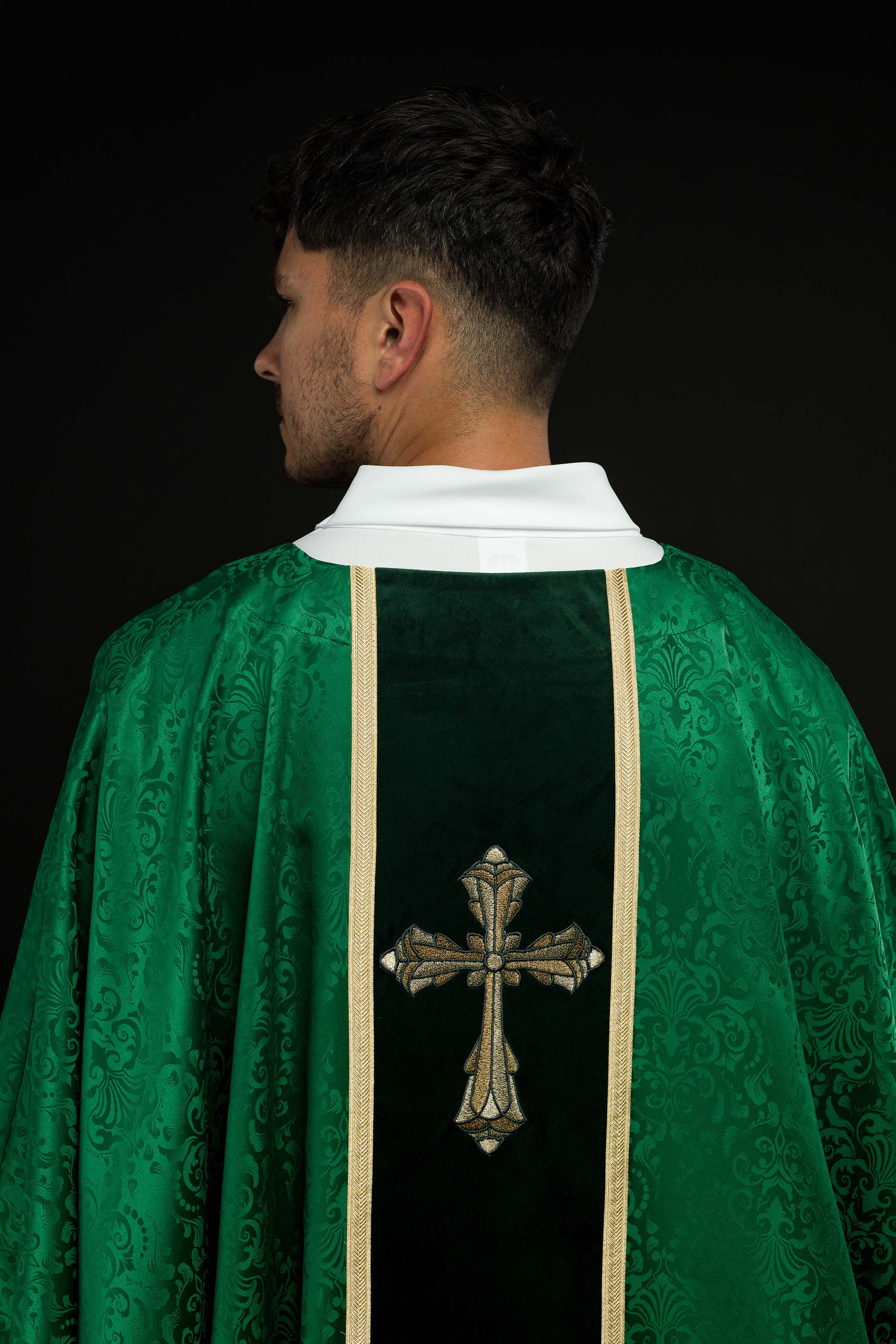 Liturgický zelený ornát s pásom a výšivkou kríža na žakárovom tkanive