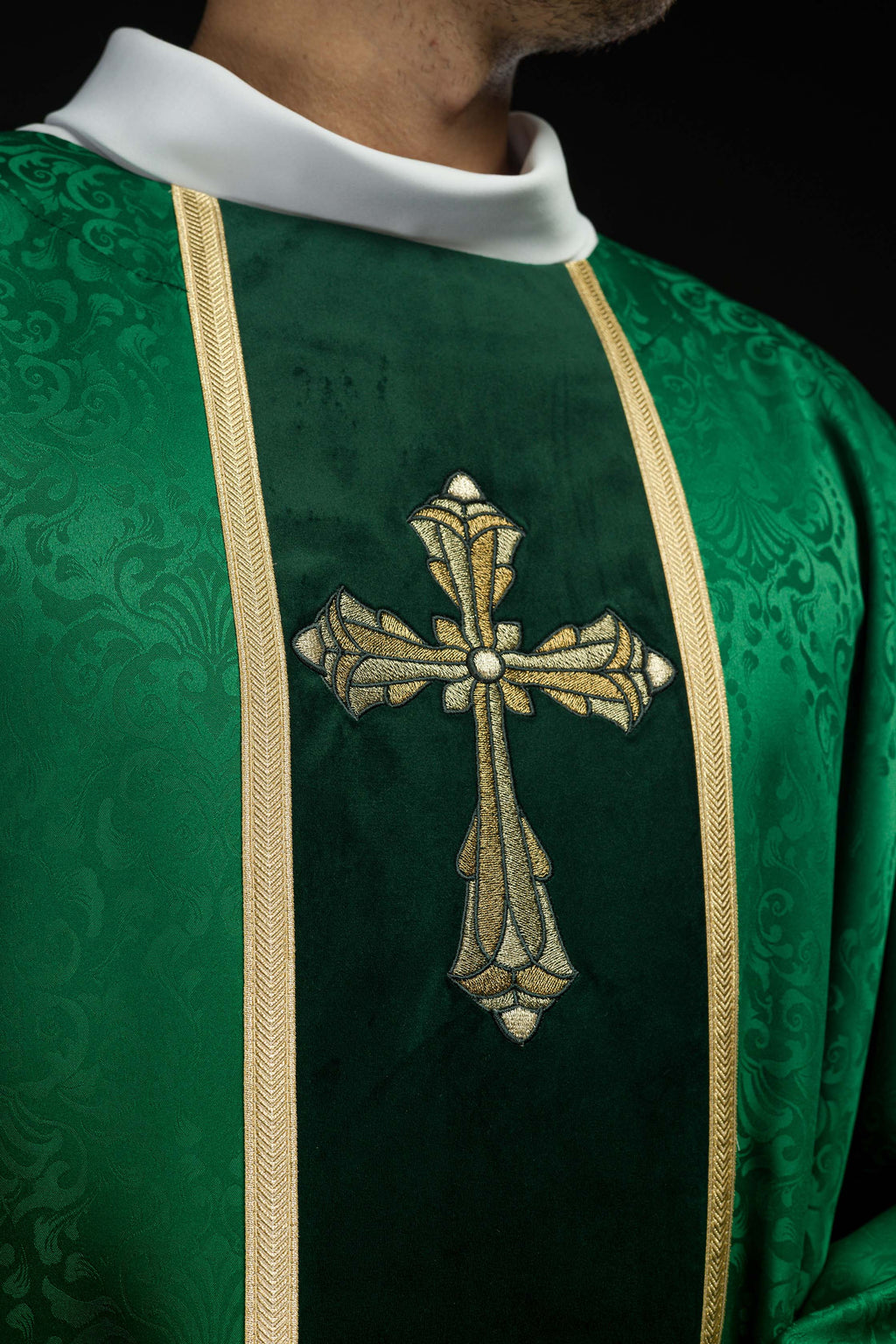 Liturgický zelený ornát s pásom a výšivkou kríža na žakárovom tkanive