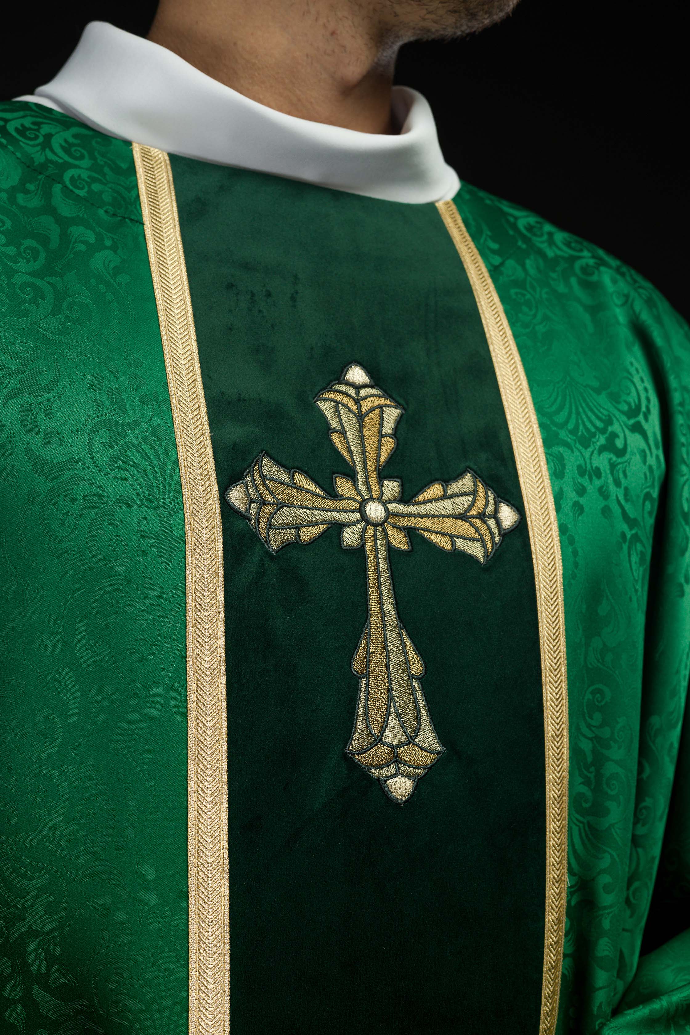 Liturgický zelený ornát s pásom a výšivkou kríža na žakárovom tkanive