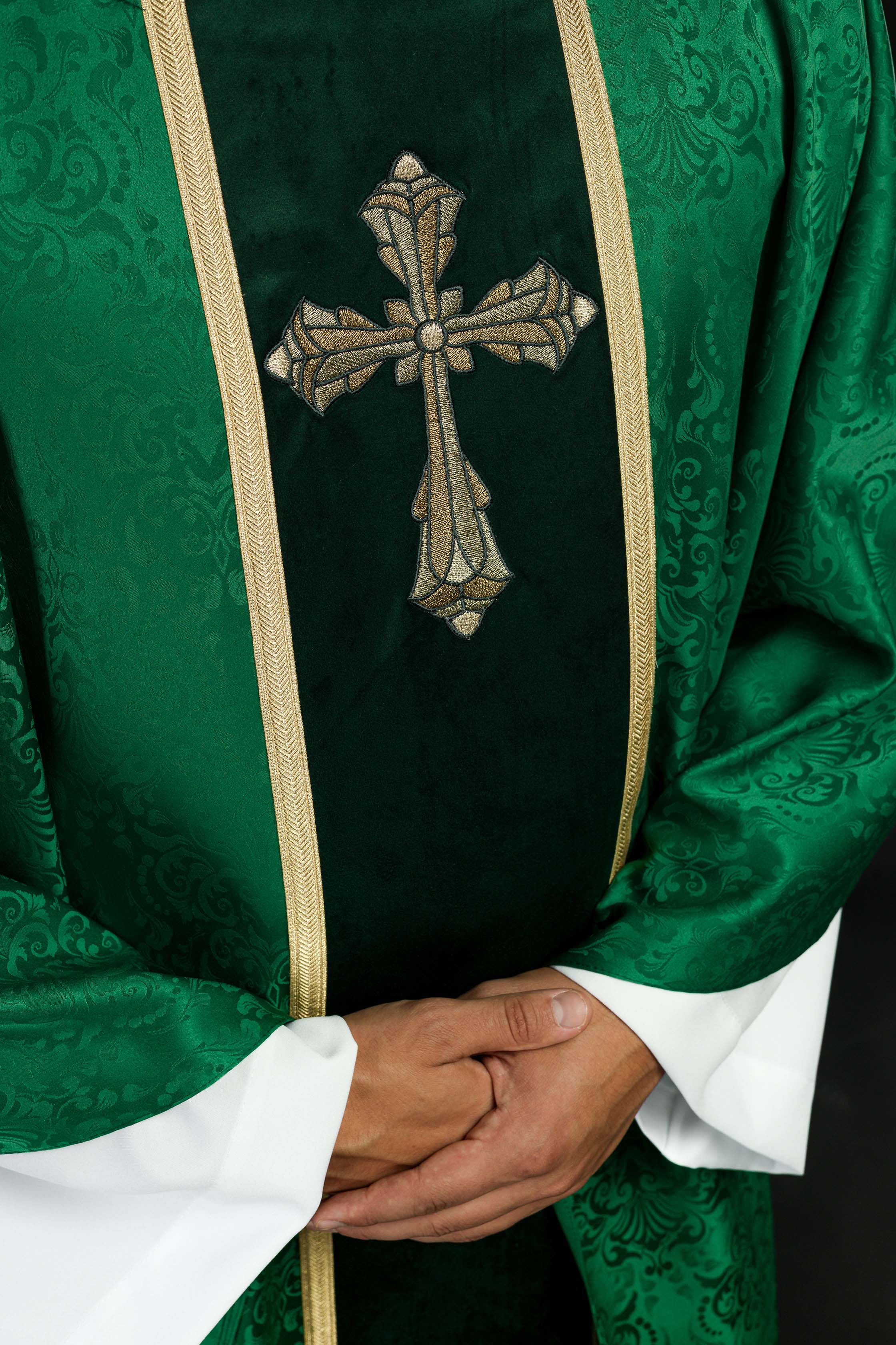 Liturgický zelený ornát s pásom a výšivkou kríža na žakárovom tkanive