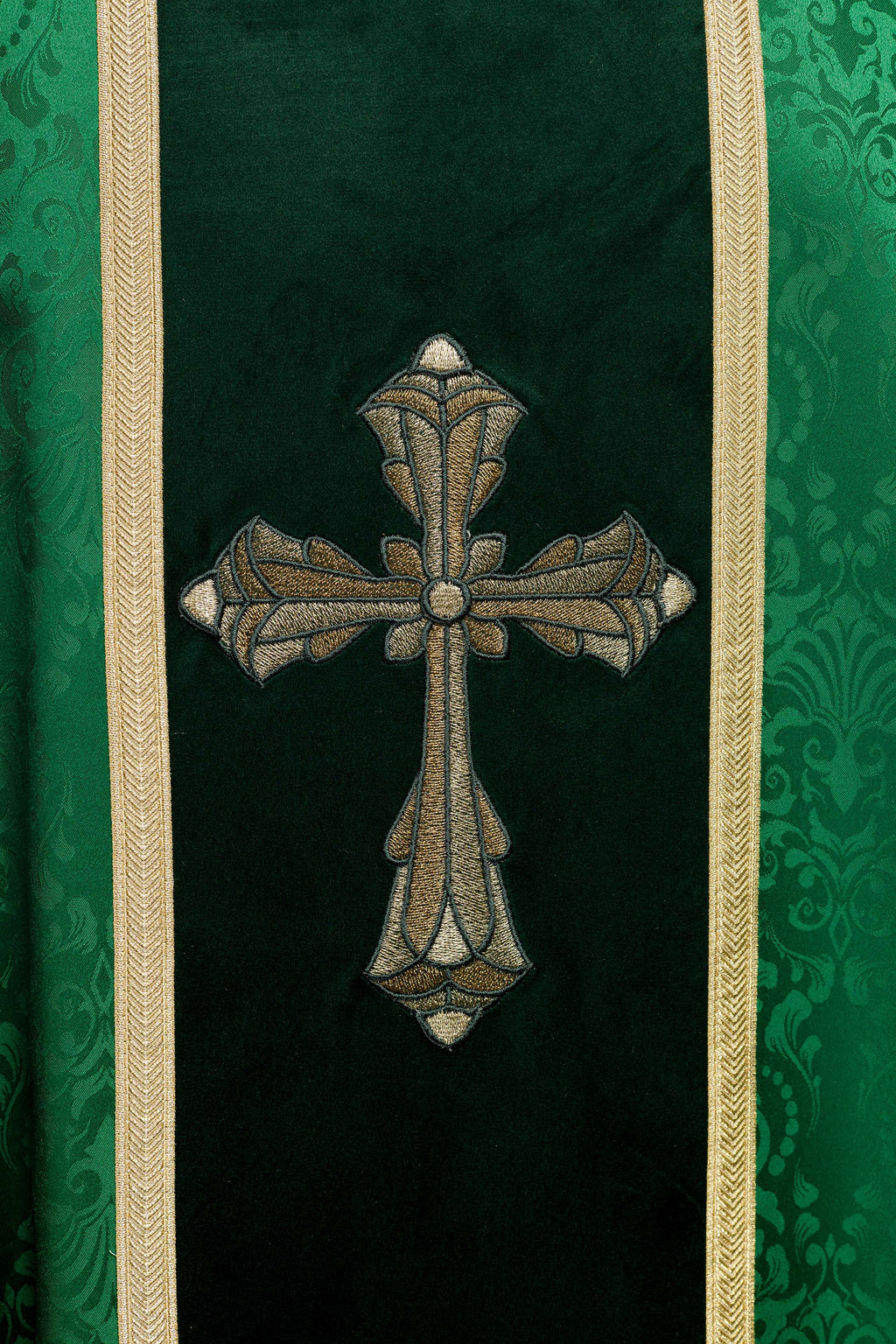 Liturgický zelený ornát s pásom a výšivkou kríža na žakárovom tkanive