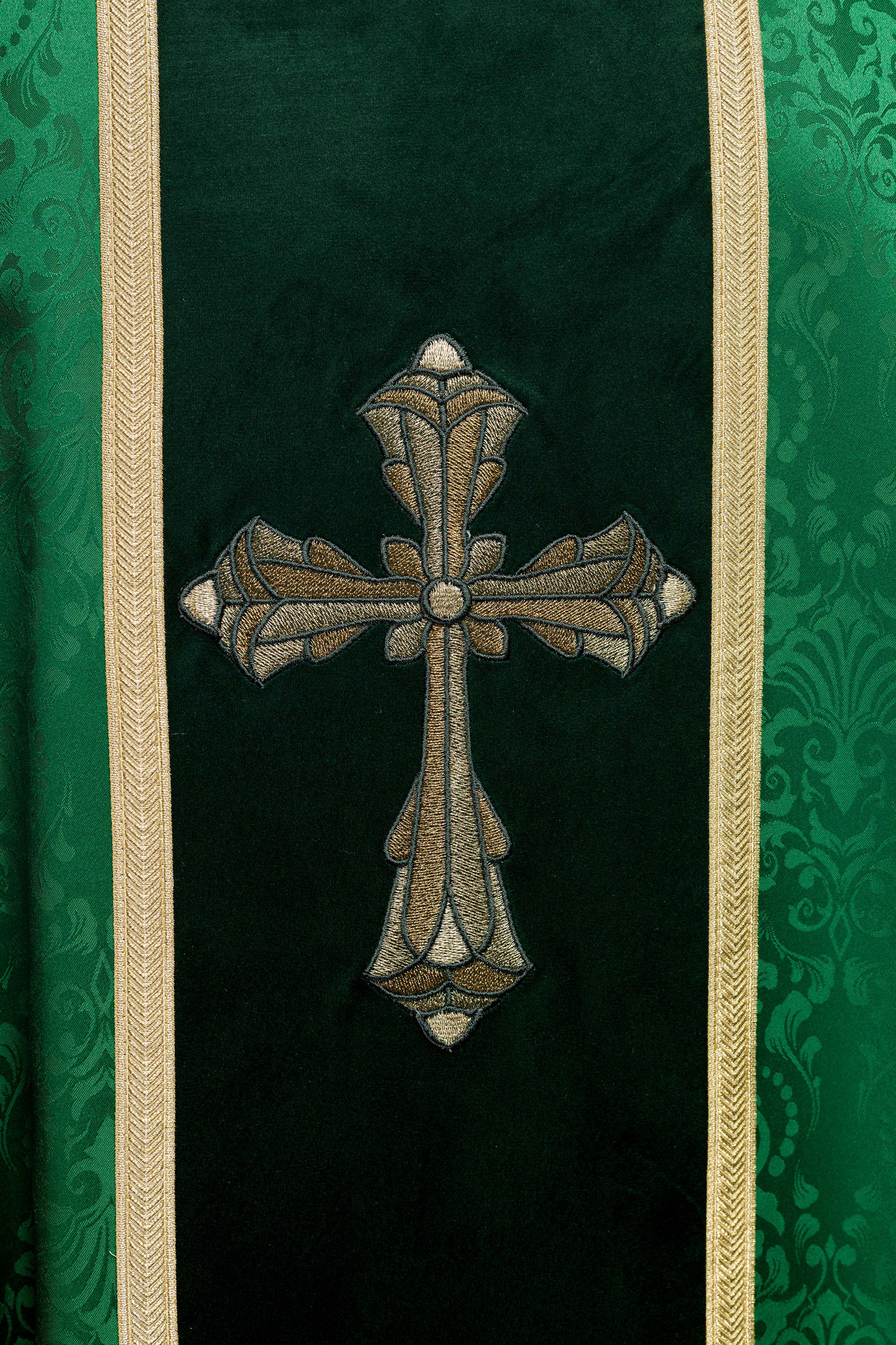 Liturgický zelený ornát s pásom a výšivkou kríža na žakárovom tkanive